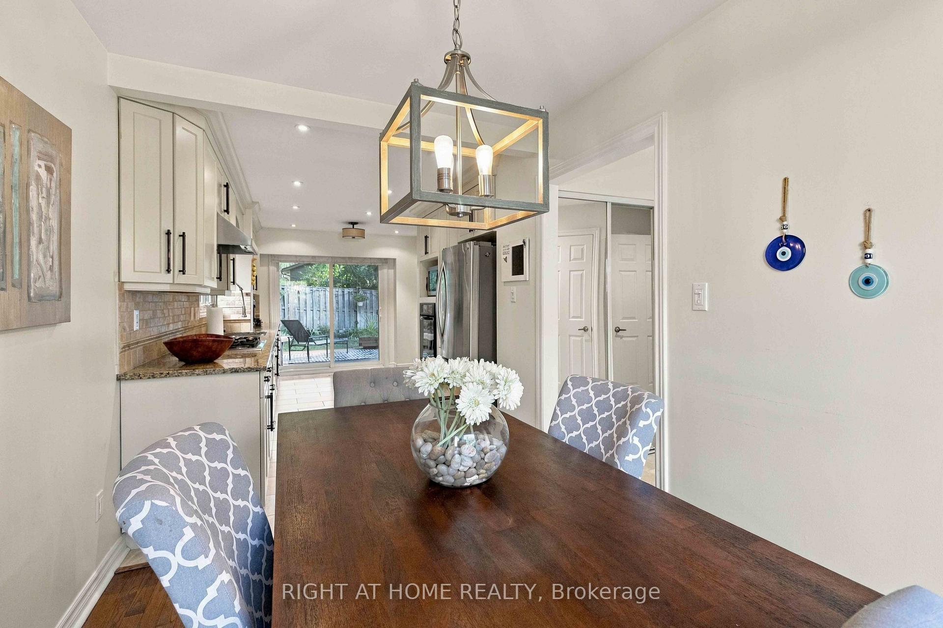 Photo 8 of 1355 Boulder Creek Crescent, Mississauga, Clarkson — HOMEH