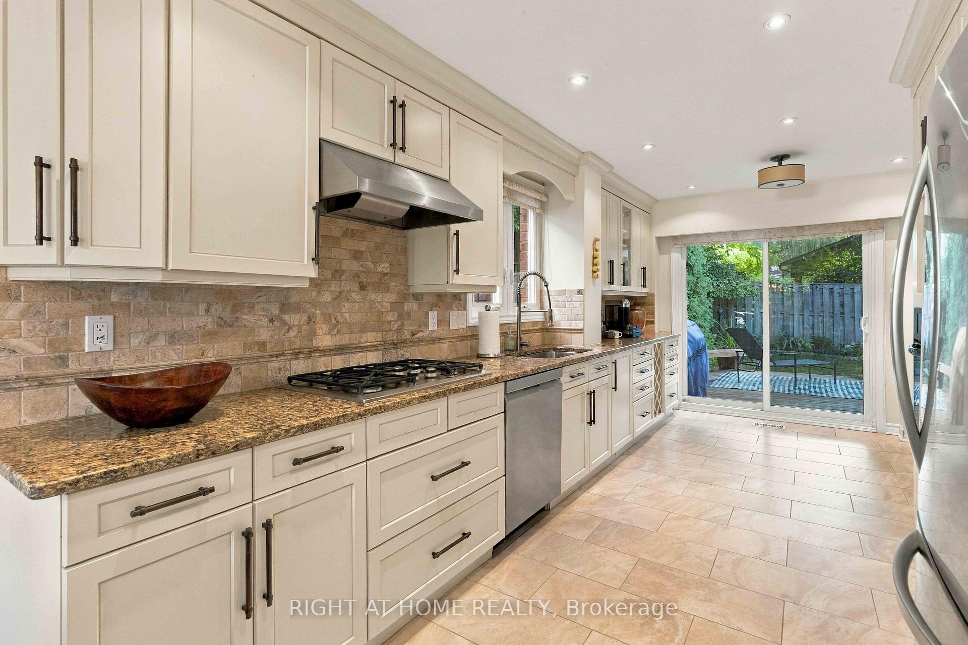 Photo 10 of 1355 Boulder Creek Crescent, Mississauga, Clarkson — HOMEH