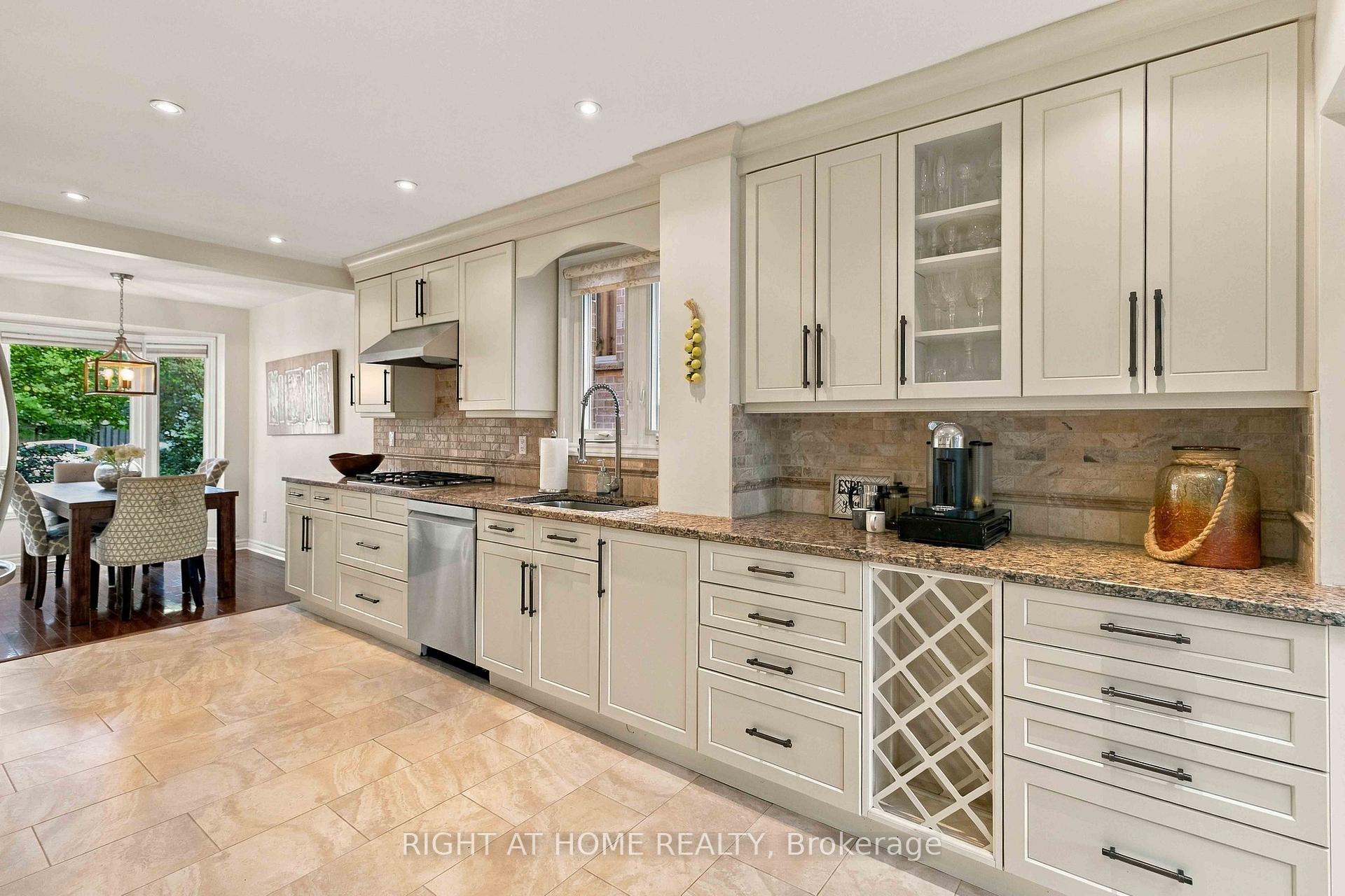 Photo 12 of 1355 Boulder Creek Crescent, Mississauga, Clarkson — HOMEH