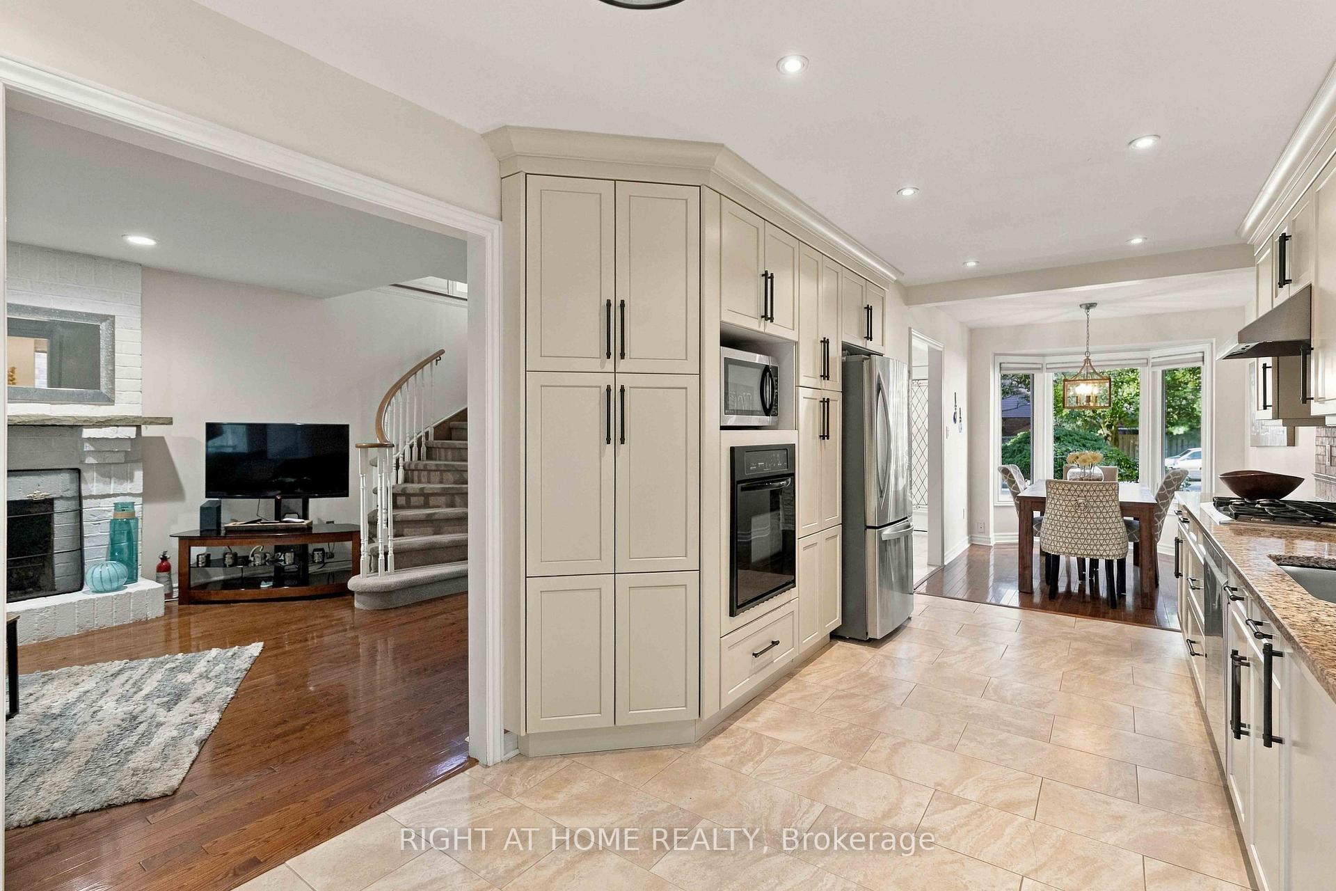Photo 13 of 1355 Boulder Creek Crescent, Mississauga, Clarkson — HOMEH
