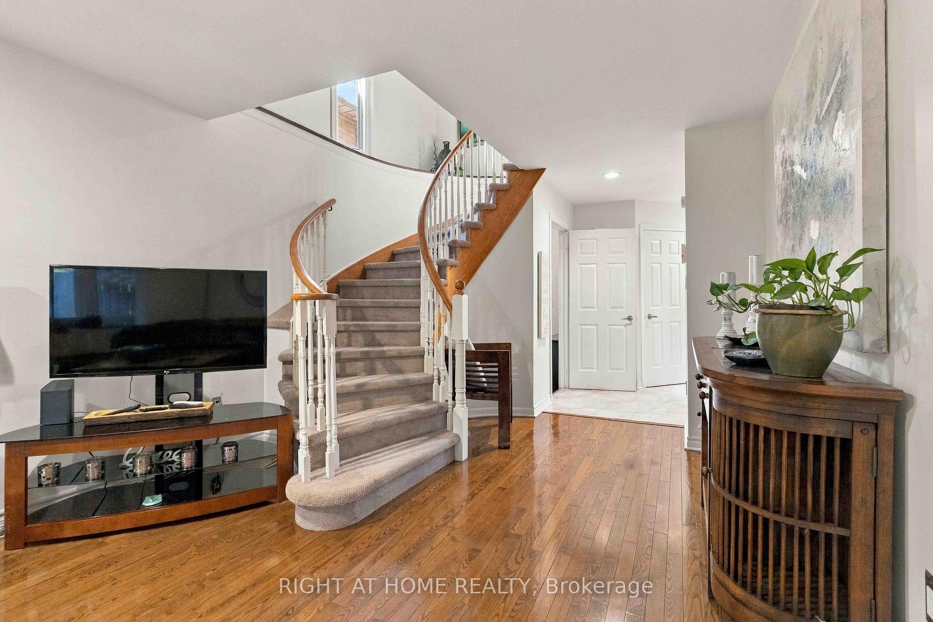 Photo 15 of 1355 Boulder Creek Crescent, Mississauga, Clarkson — HOMEH