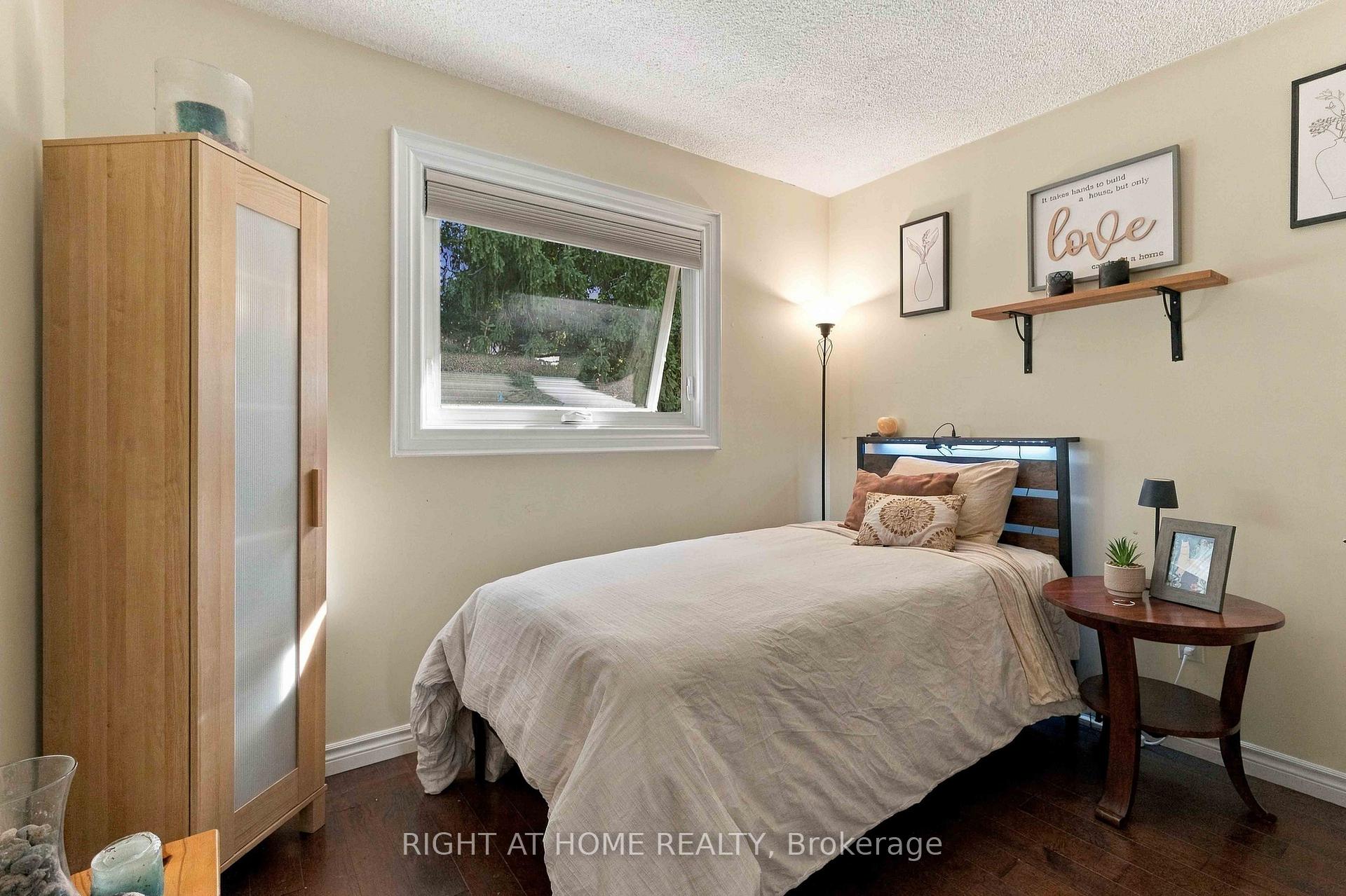 Photo 23 of 1355 Boulder Creek Crescent, Mississauga, Clarkson — HOMEH