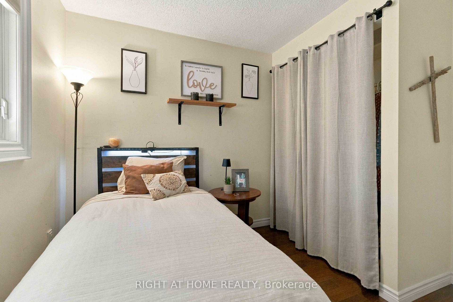Photo 24 of 1355 Boulder Creek Crescent, Mississauga, Clarkson — HOMEH