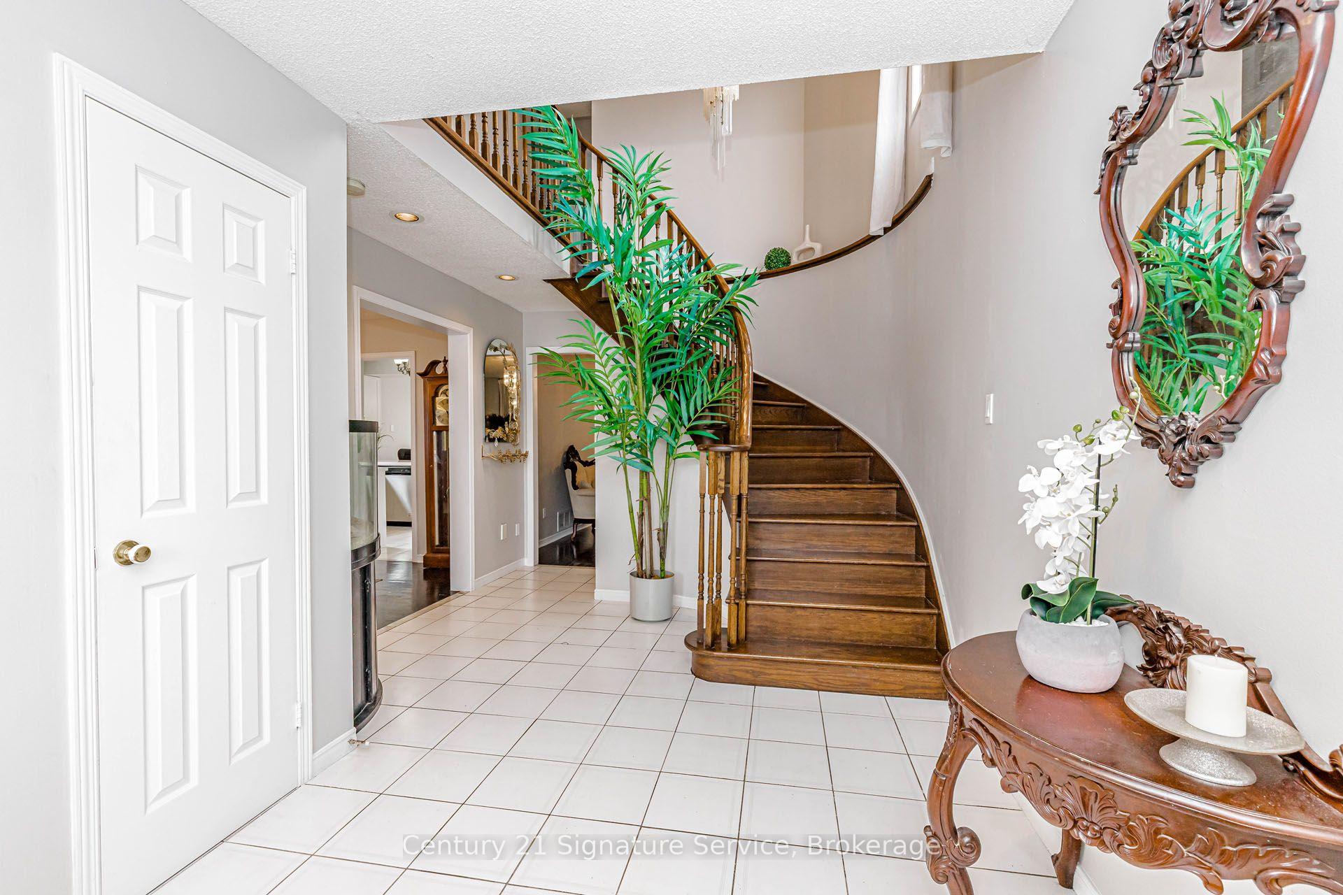 Photo 5 of 22 Merganser Crescent, Brampton, Fletcher's Creek South — HOMEH