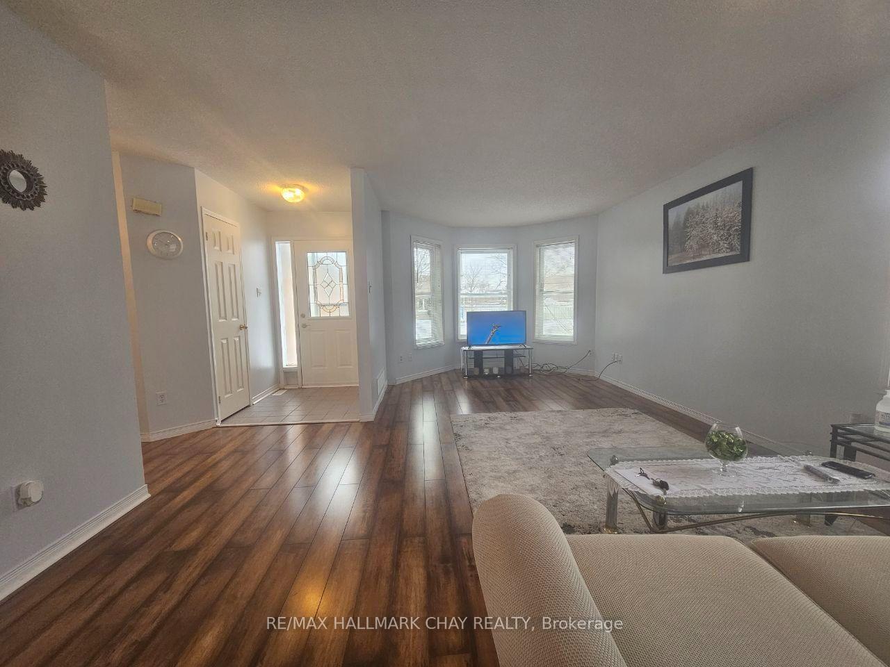 Photo 5 of 23 Morton Crescent, Barrie, West Bayfield — HOMEH