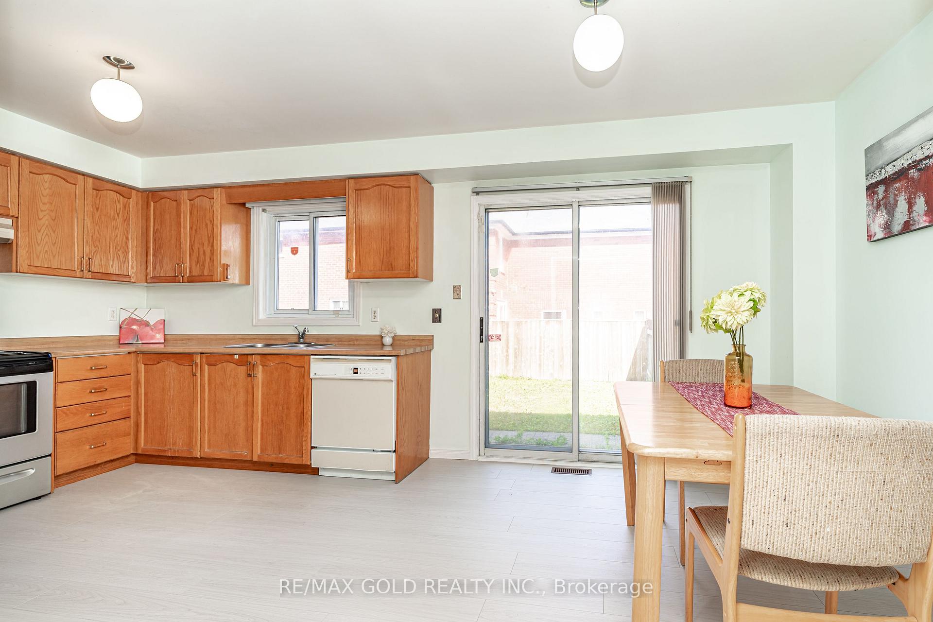 Photo 10 of 98 Sahara Trail, Brampton, Sandringham-Wellington — HOMEH