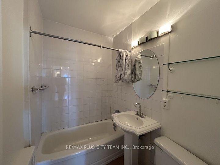Photo 5 of Unit 1, 3432 Bathurst Street, Toronto, Englemount-Lawrence — HOMEH