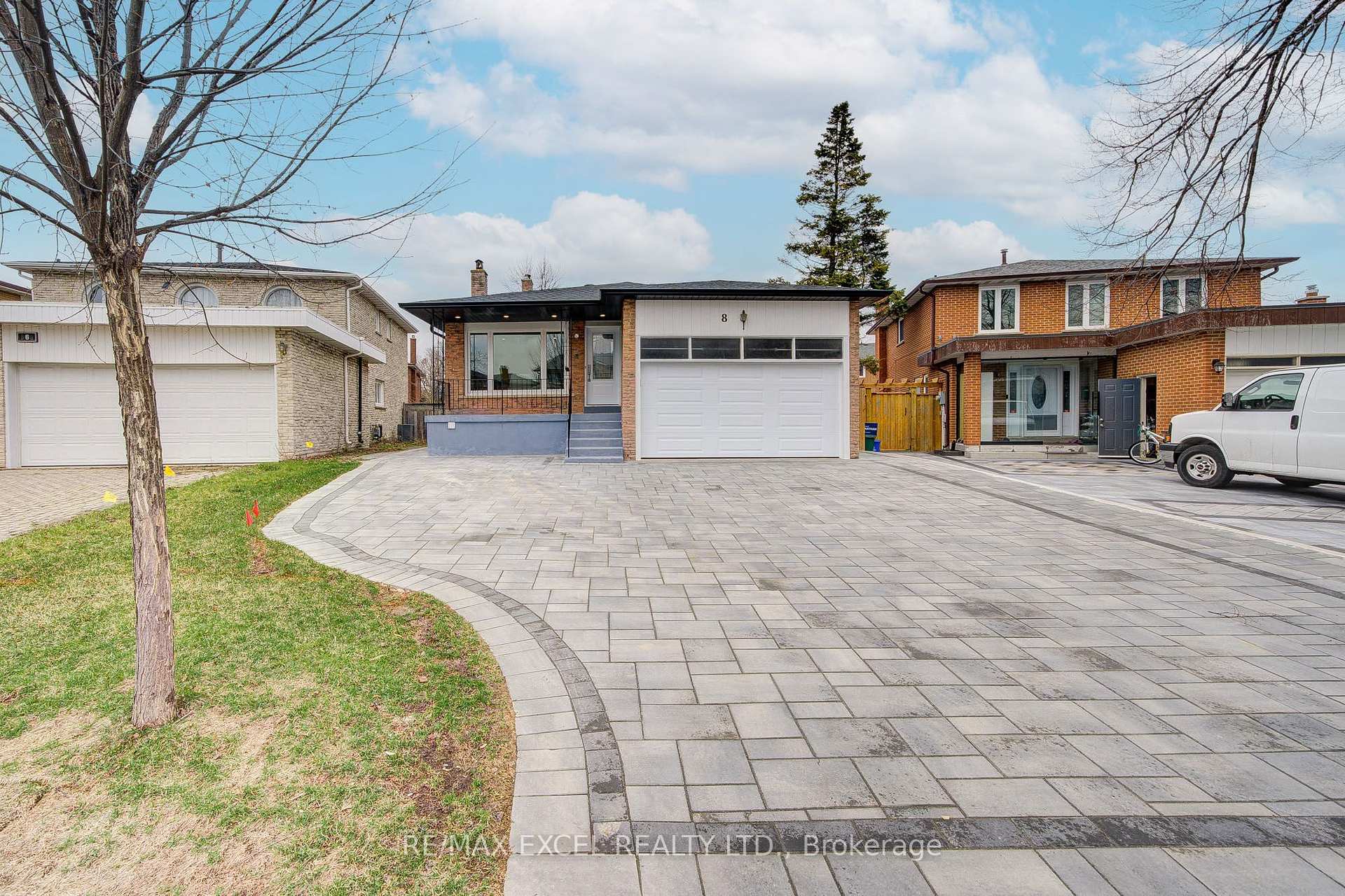 Photo 2 of 8 Simsbury Court, Markham, Milliken Mills West — HOMEH