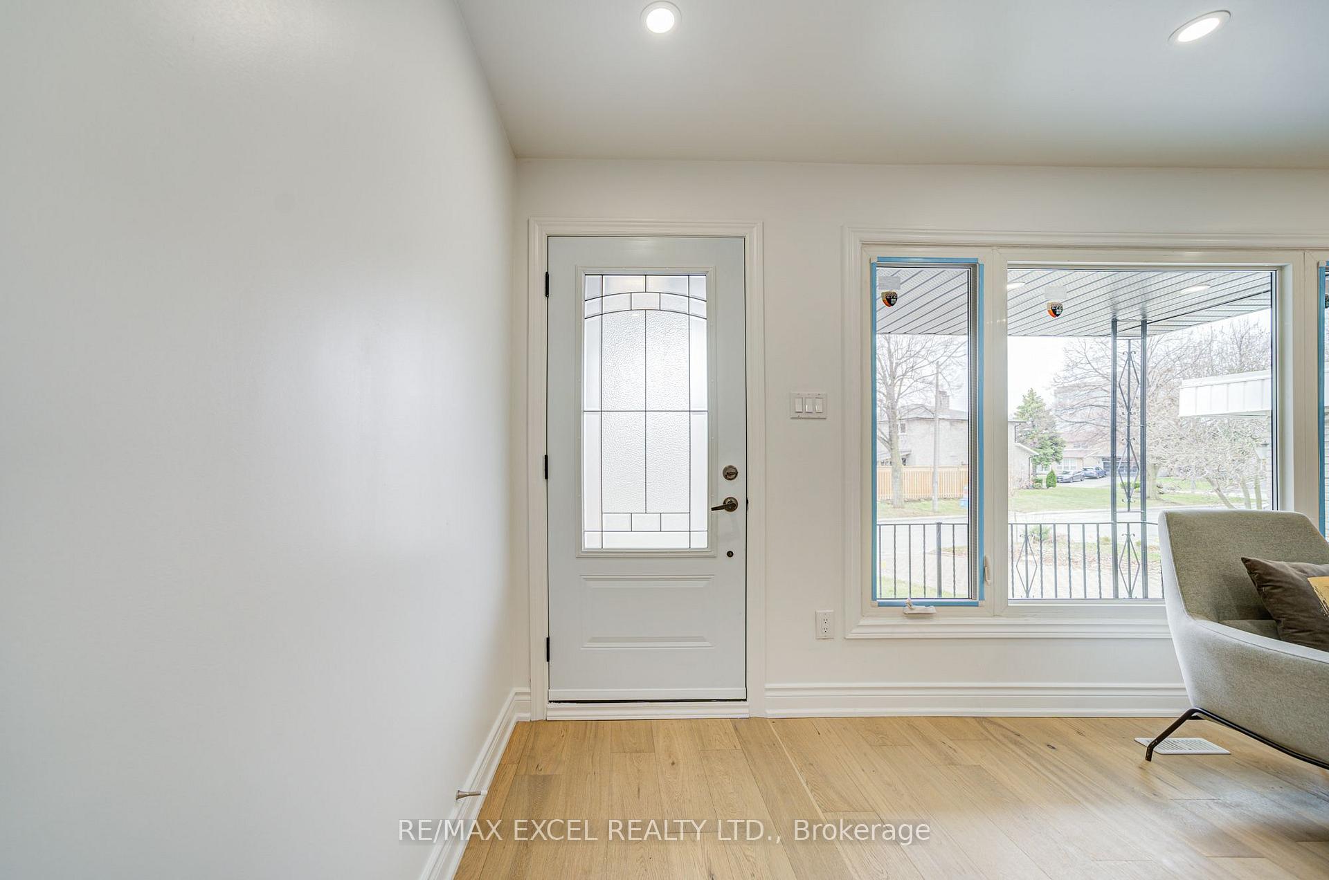 Photo 3 of 8 Simsbury Court, Markham, Milliken Mills West — HOMEH