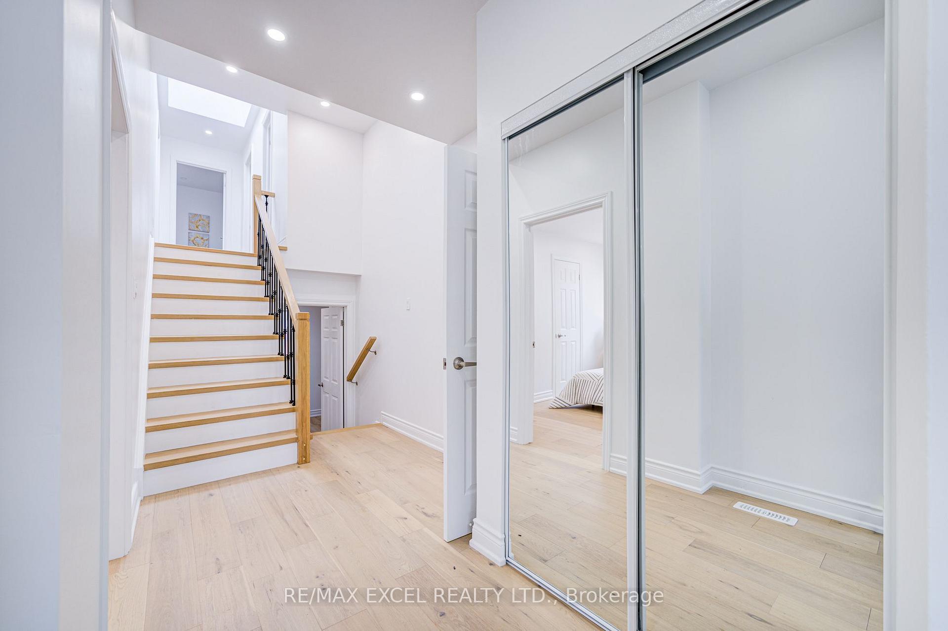 Photo 7 of 8 Simsbury Court, Markham, Milliken Mills West — HOMEH