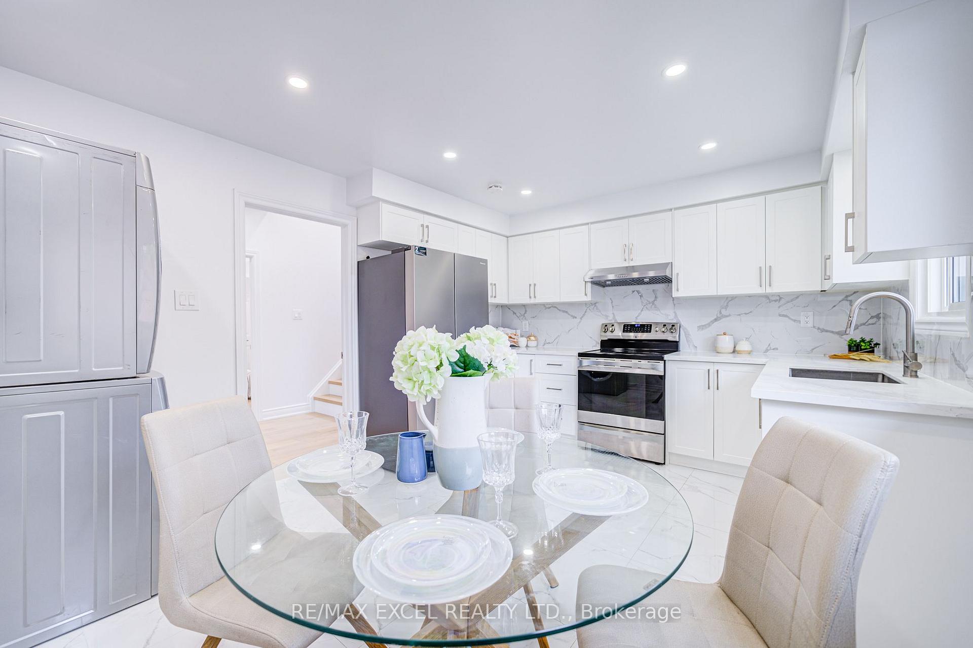 Photo 13 of 8 Simsbury Court, Markham, Milliken Mills West — HOMEH