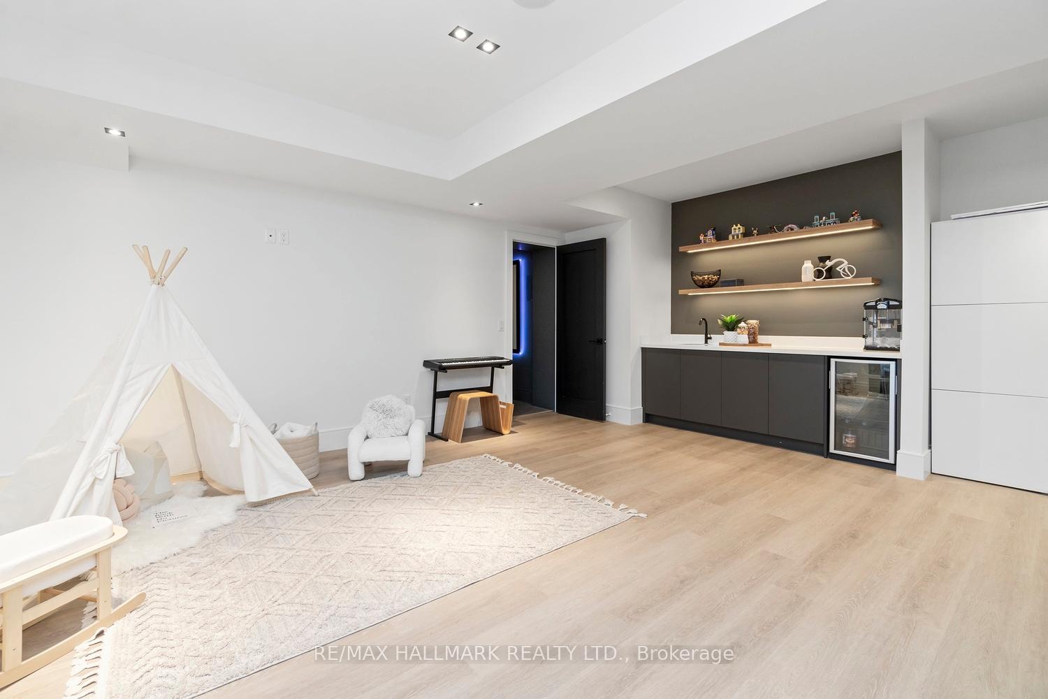 Photo 17 of 1403 Wren Avenue, Oakville, West — HOMEH