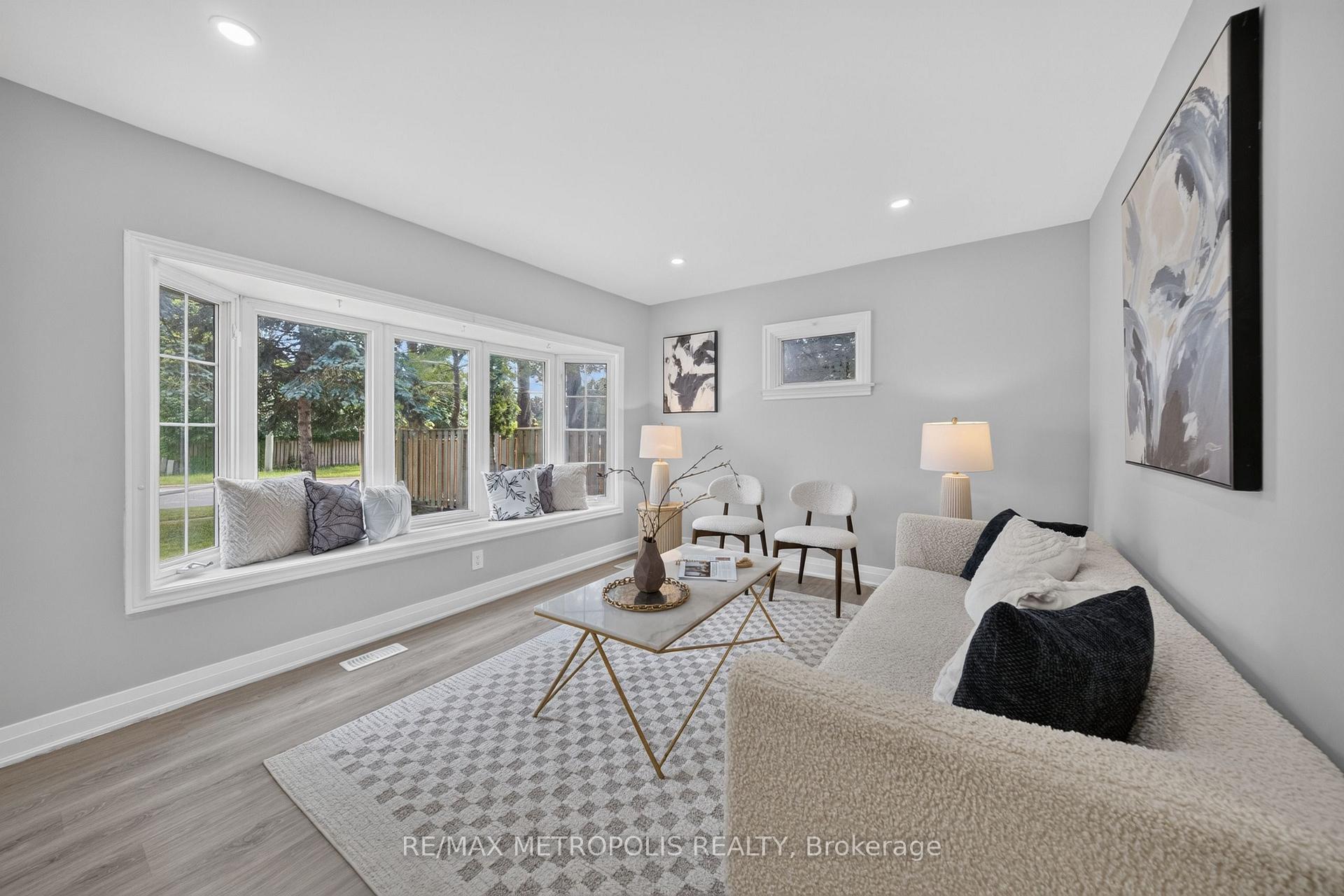 Photo 2 of 208 Palmerston Avenue, Whitby, Williamsburg — HOMEH
