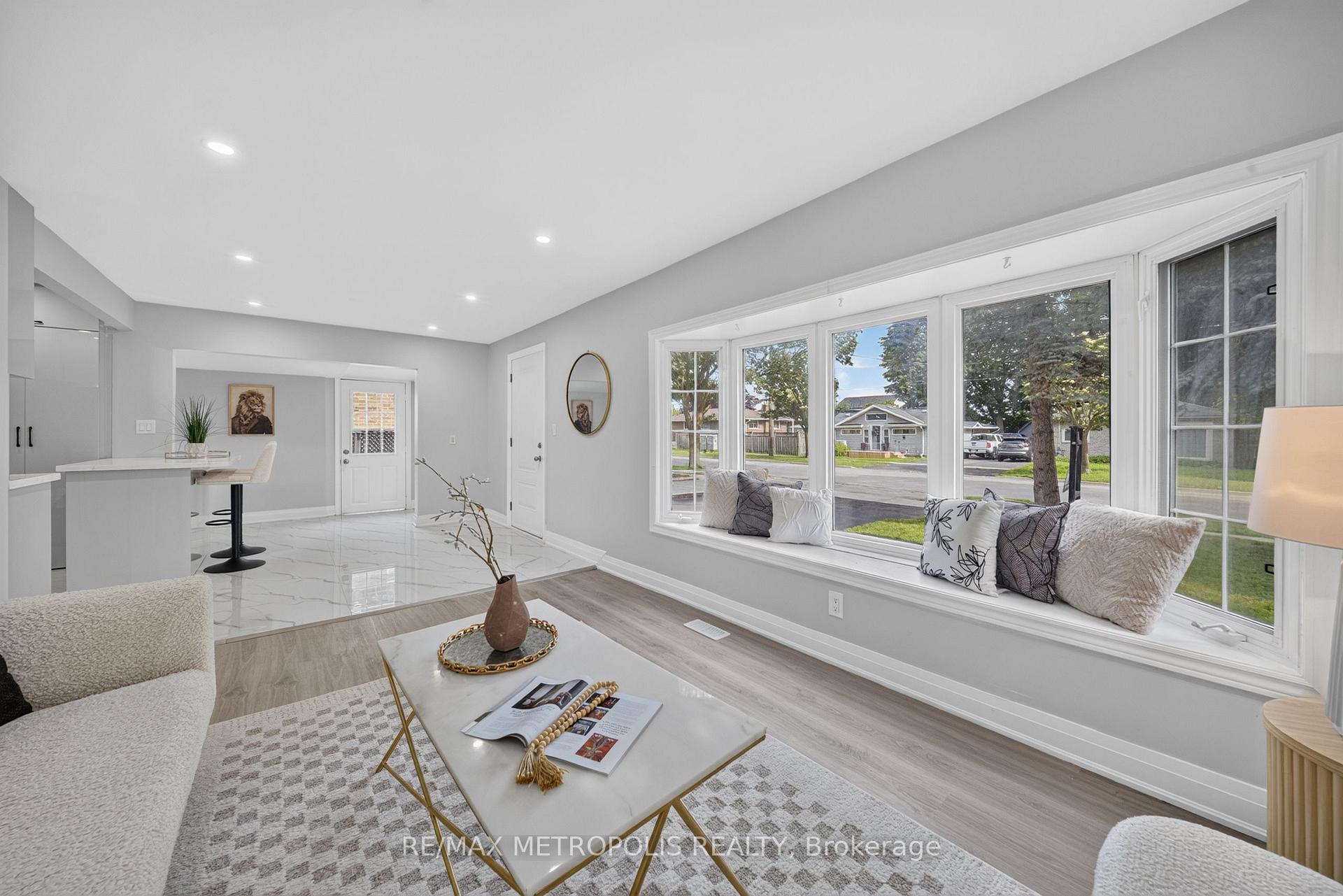 Photo 3 of 208 Palmerston Avenue, Whitby, Williamsburg — HOMEH