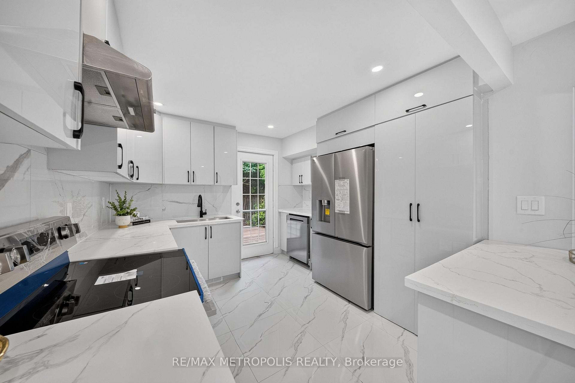 Photo 5 of 208 Palmerston Avenue, Whitby, Williamsburg — HOMEH