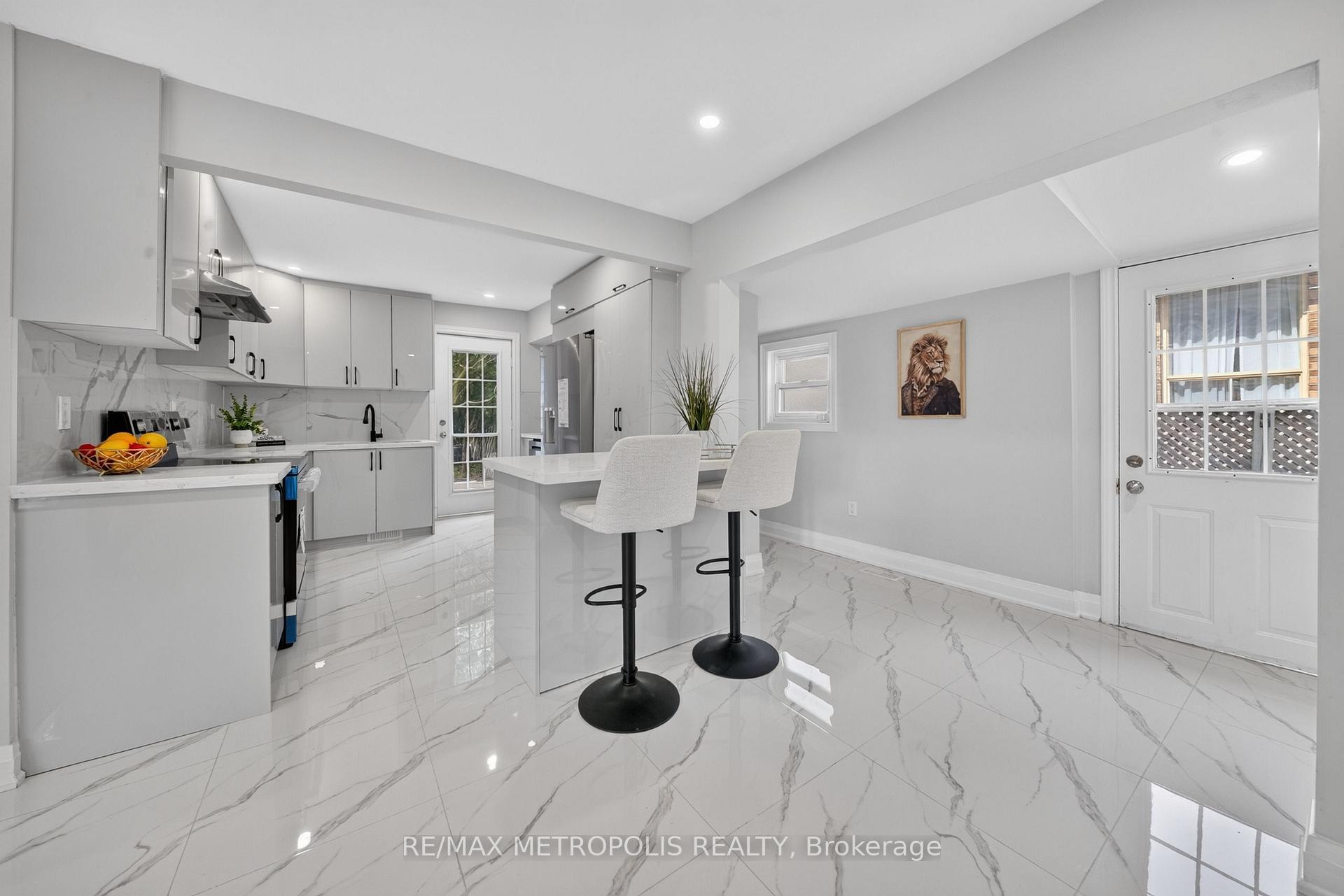 Photo 7 of 208 Palmerston Avenue, Whitby, Williamsburg — HOMEH