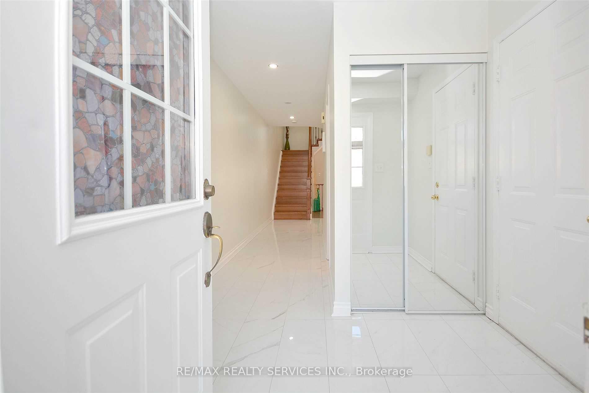 Photo 2 of 22 Berkindale Court, Brampton, Fletcher's Creek South — HOMEH