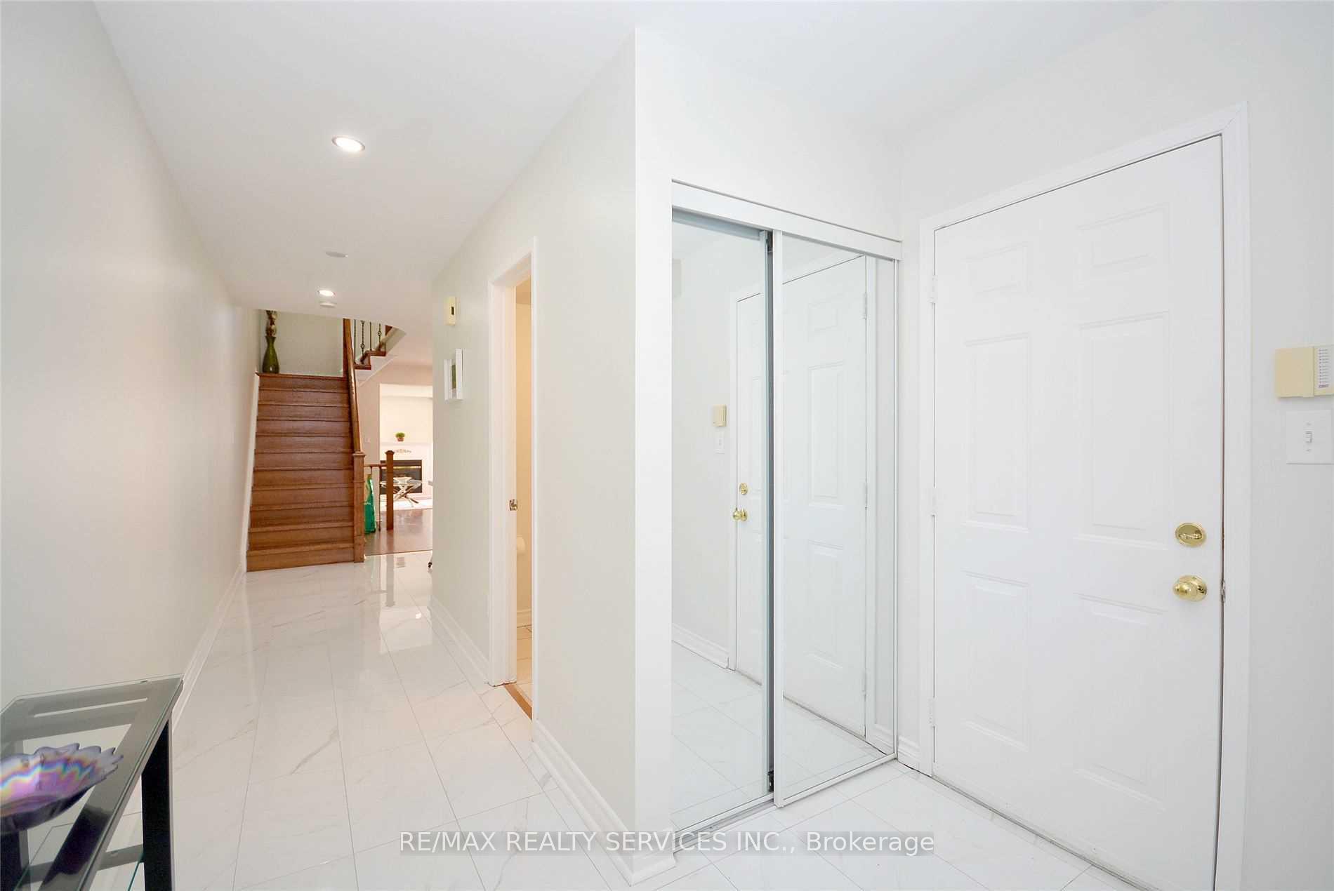 Photo 3 of 22 Berkindale Court, Brampton, Fletcher's Creek South — HOMEH