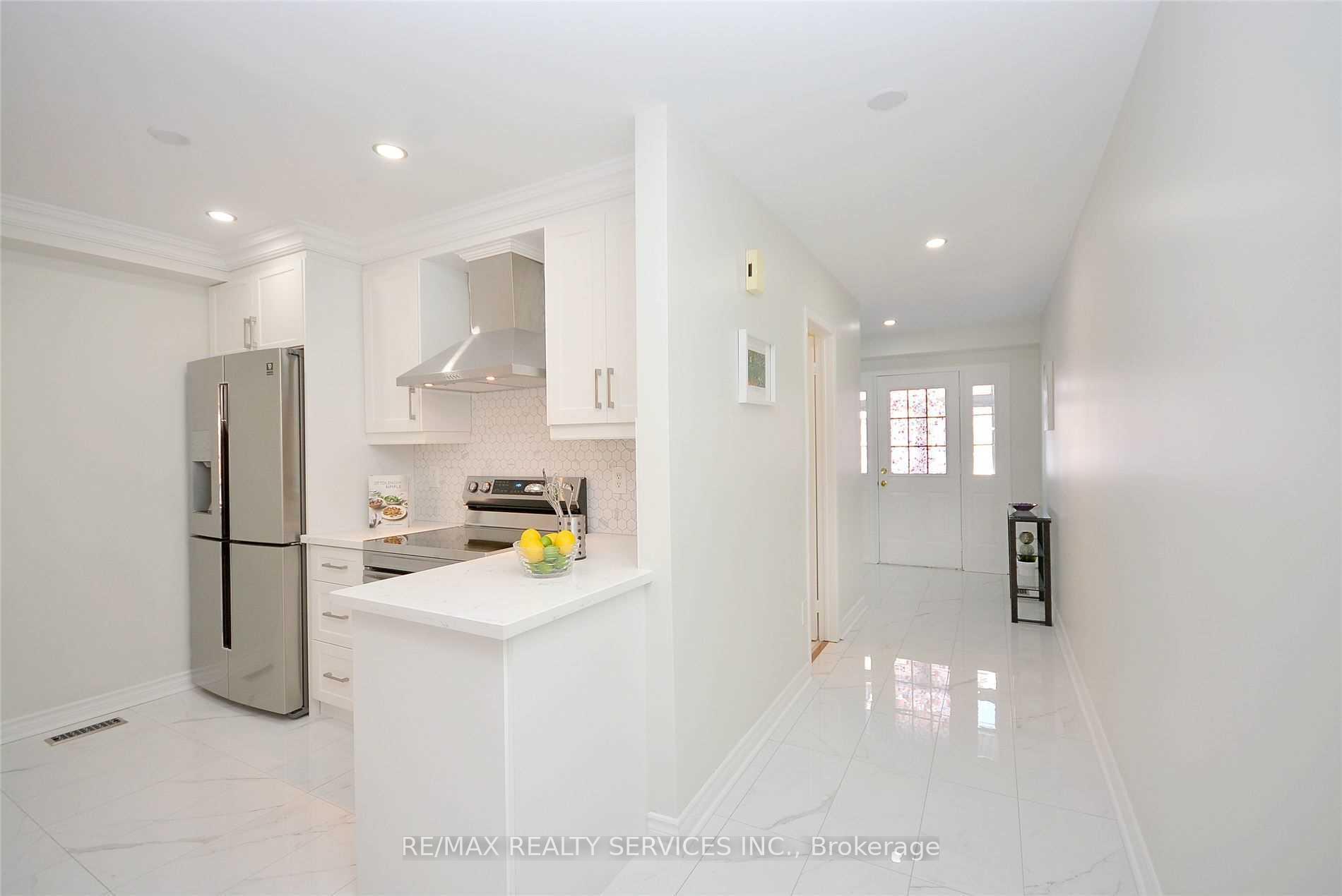 Photo 5 of 22 Berkindale Court, Brampton, Fletcher's Creek South — HOMEH