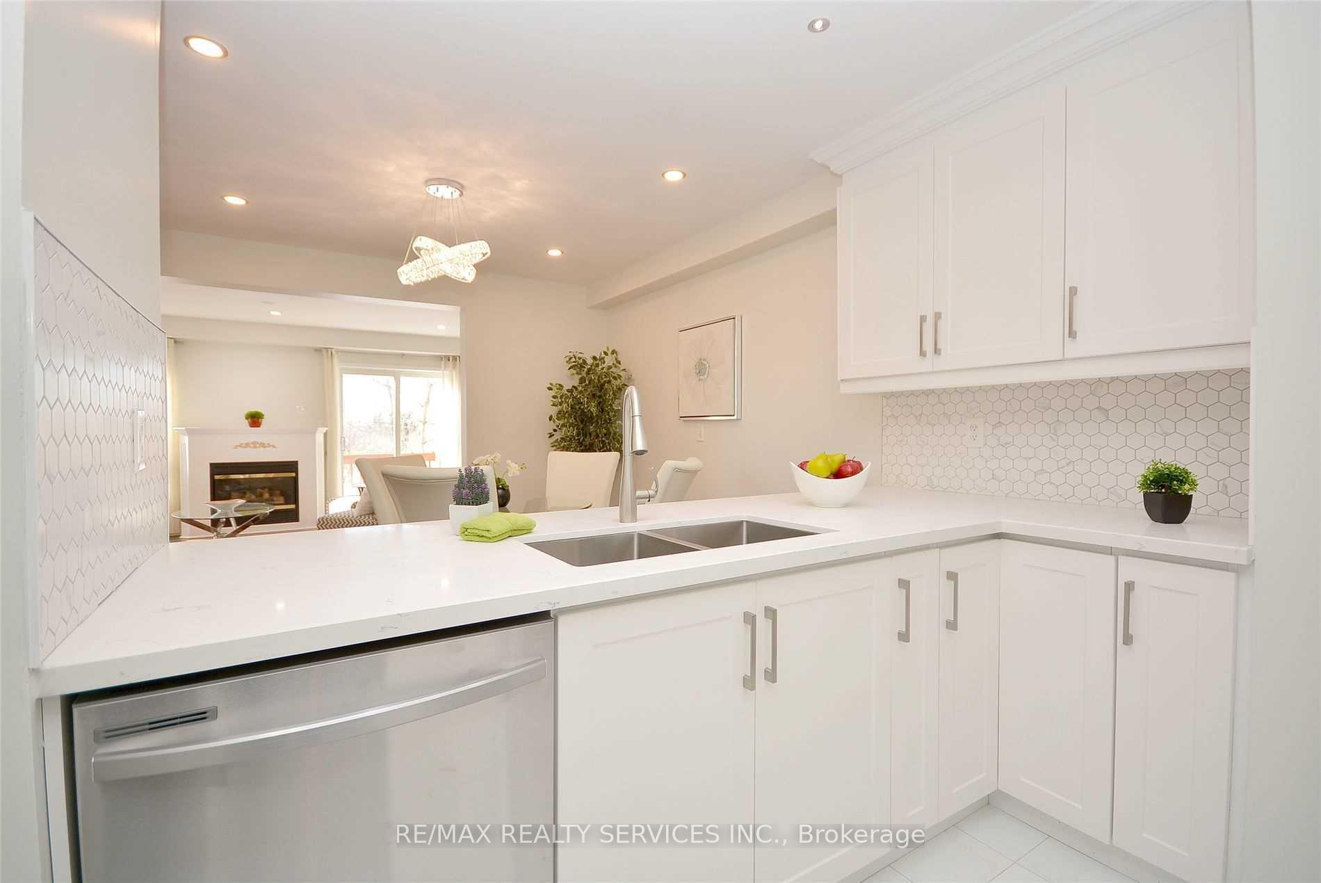 Photo 10 of 22 Berkindale Court, Brampton, Fletcher's Creek South — HOMEH