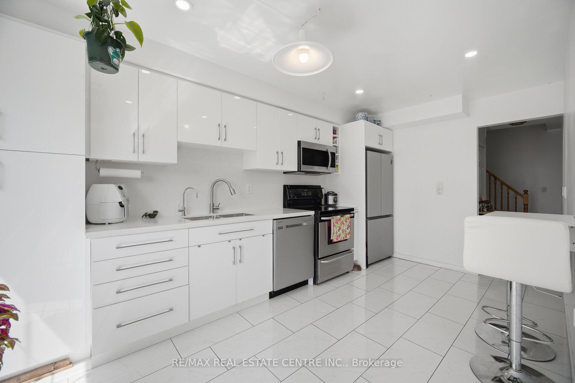 Photo 9 of Unit 2, 3 Hartnell Square, Brampton, Central Park — HOMEH