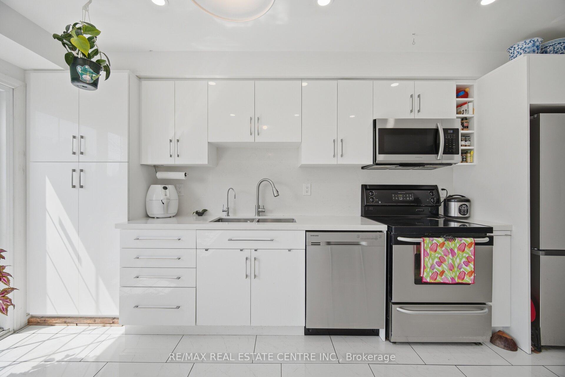 Photo 10 of Unit 2, 3 Hartnell Square, Brampton, Central Park — HOMEH