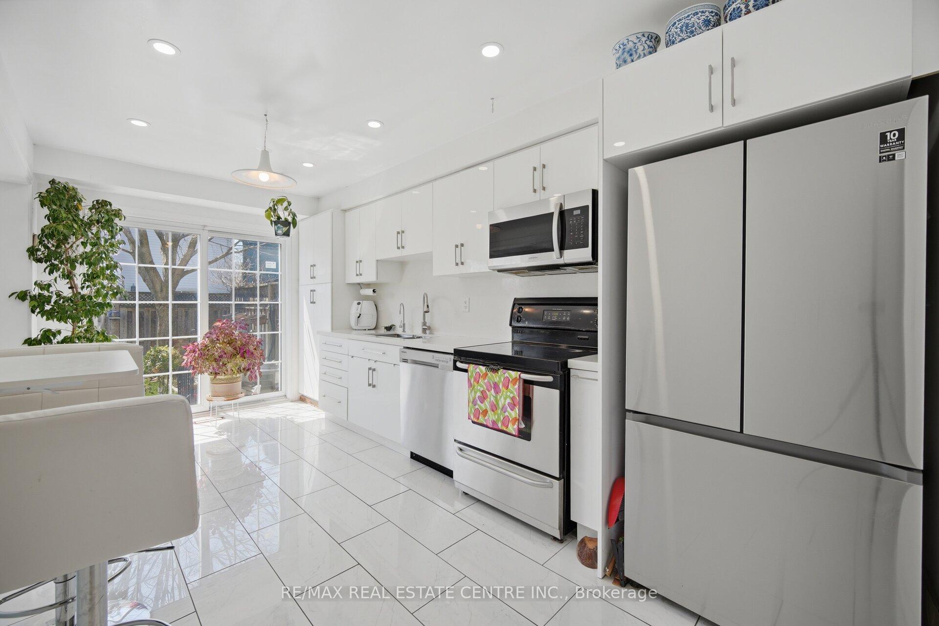 Photo 11 of Unit 2, 3 Hartnell Square, Brampton, Central Park — HOMEH