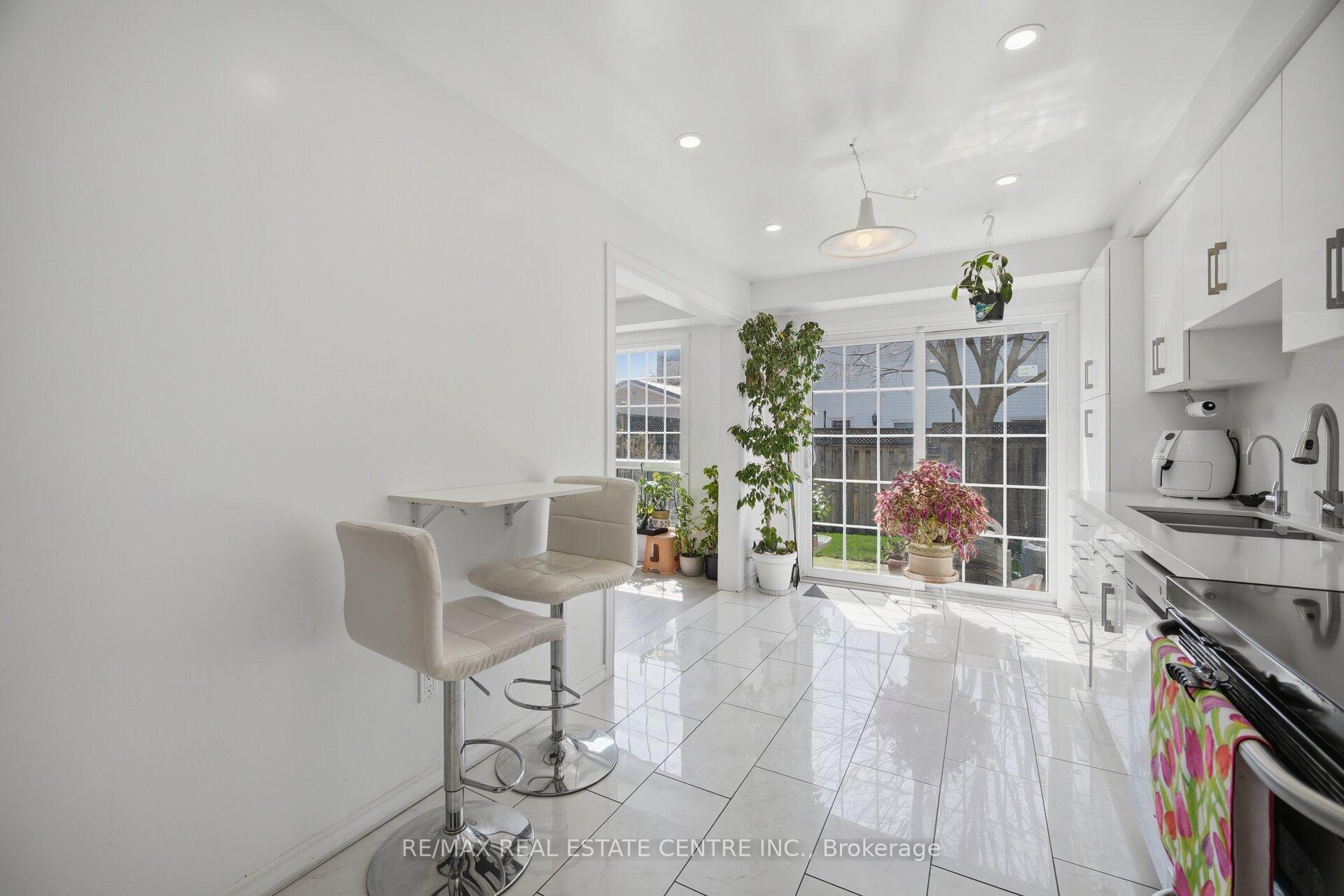 Photo 12 of Unit 2, 3 Hartnell Square, Brampton, Central Park — HOMEH