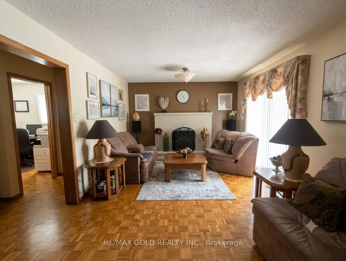 Photo 2 of 16 Cassis Drive, Etobicoke, West Humber-Clairville — HOMEH