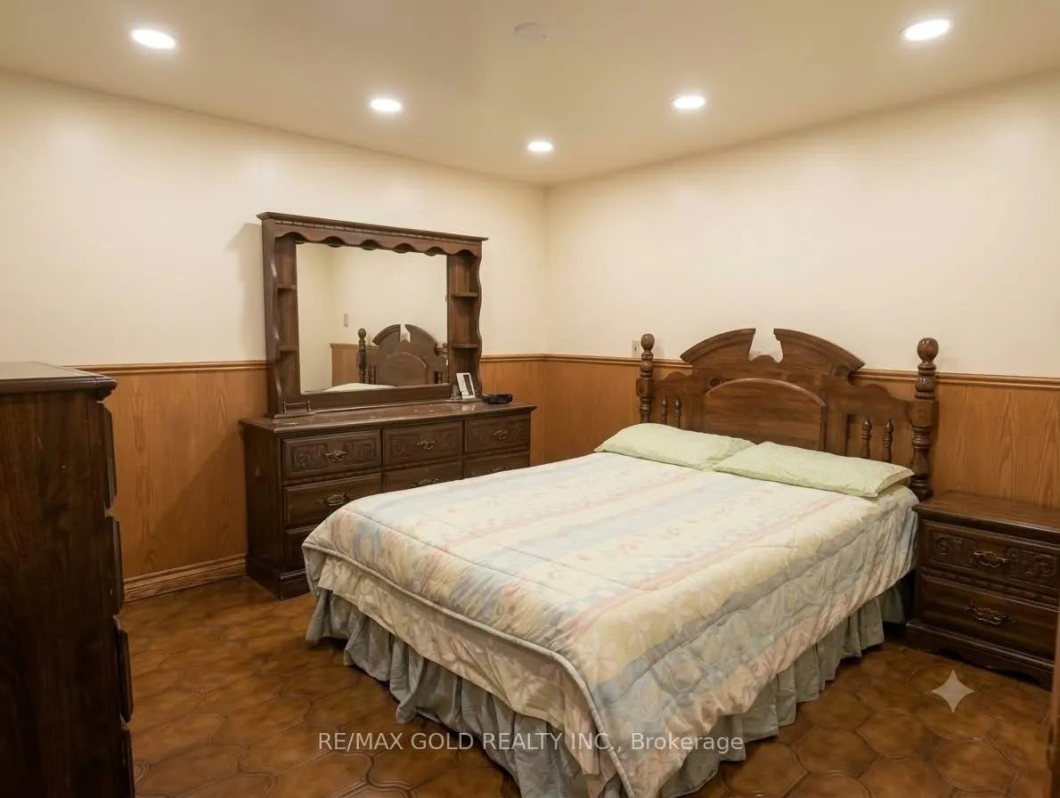 Photo 3 of 16 Cassis Drive, Etobicoke, West Humber-Clairville — HOMEH