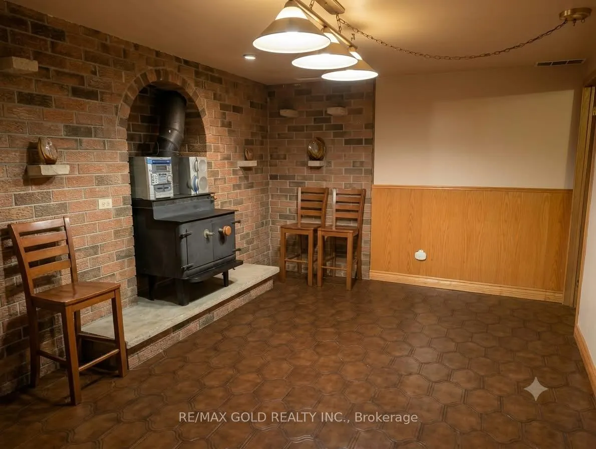 Photo 4 of 16 Cassis Drive, Etobicoke, West Humber-Clairville — HOMEH