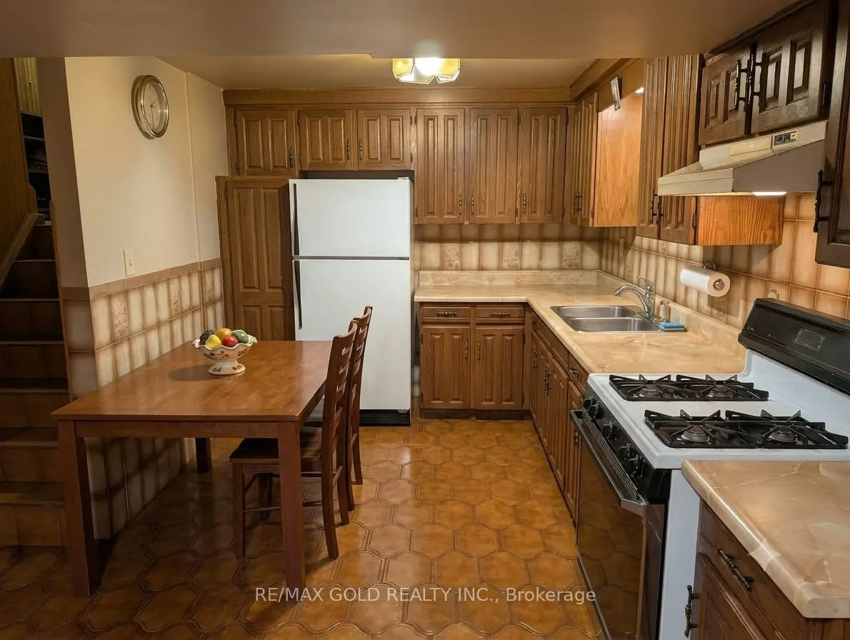 Photo 5 of 16 Cassis Drive, Etobicoke, West Humber-Clairville — HOMEH