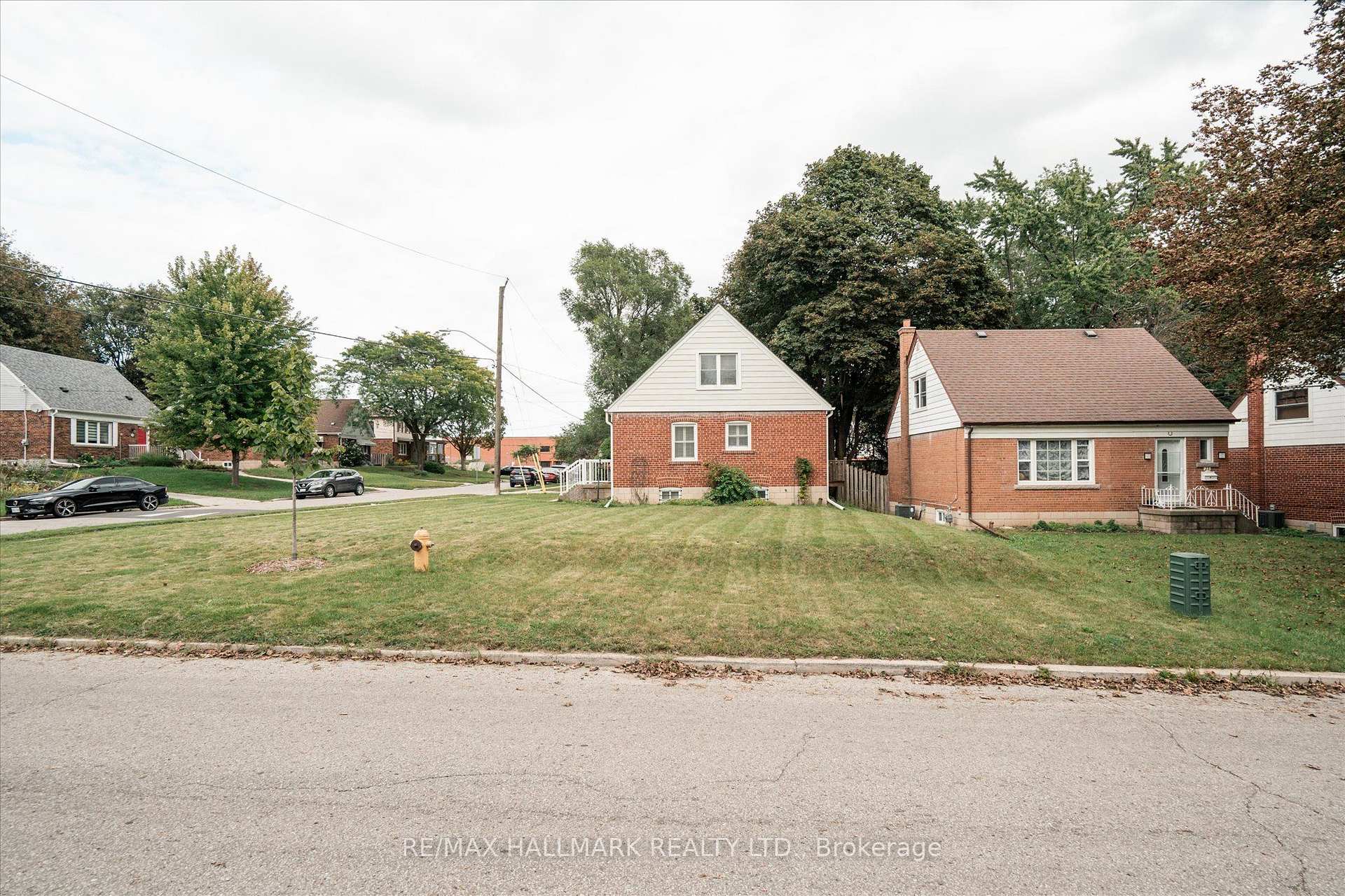 Photo 4 of 37 Holswade Road, Scarborough, Clairlea-Birchmount — HOMEH
