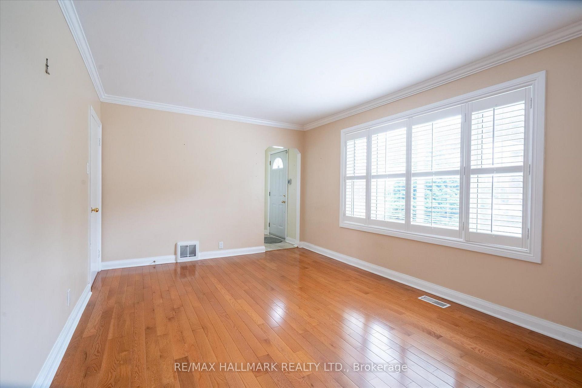 Photo 11 of 37 Holswade Road, Scarborough, Clairlea-Birchmount — HOMEH