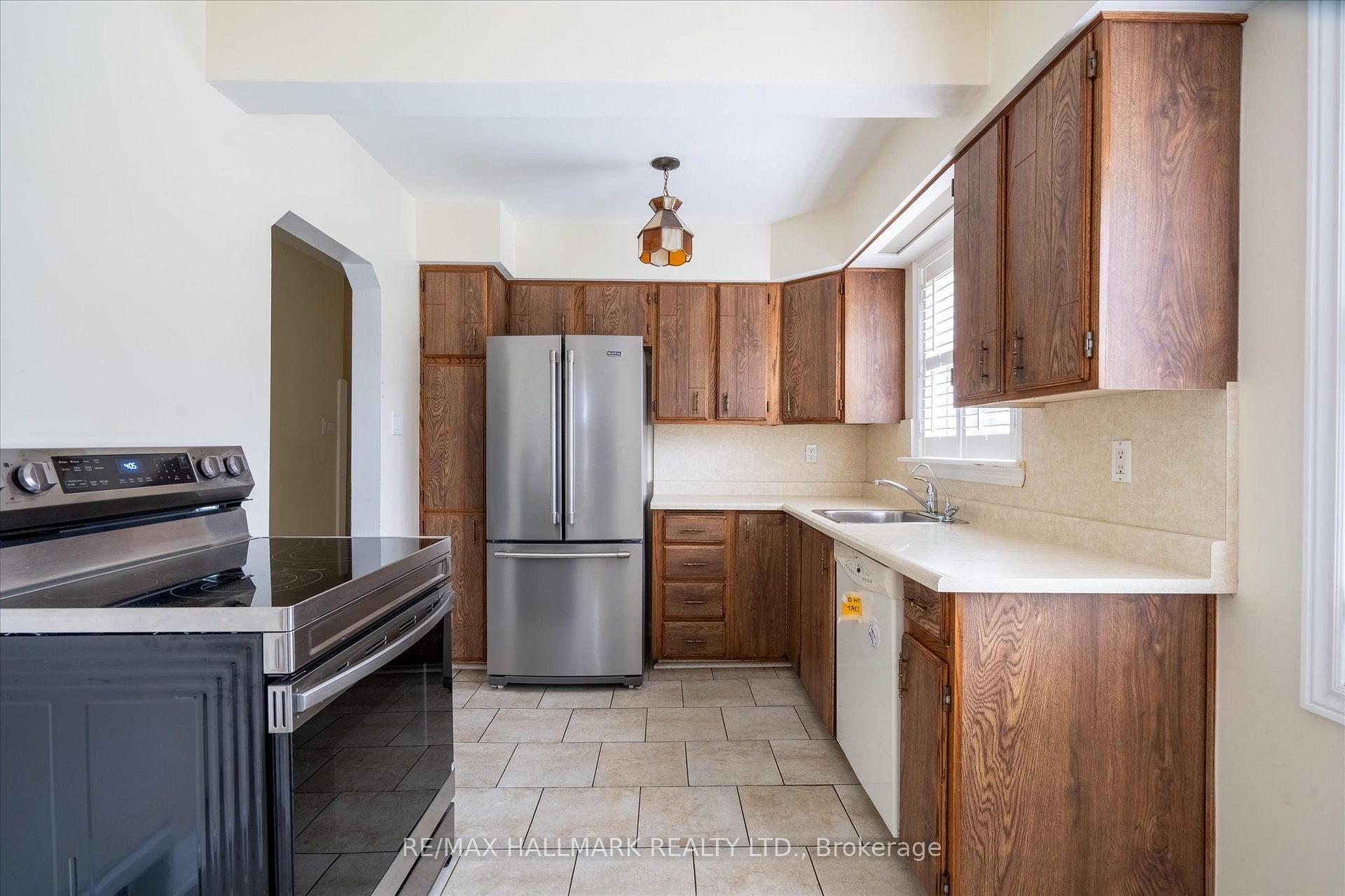 Photo 13 of 37 Holswade Road, Scarborough, Clairlea-Birchmount — HOMEH