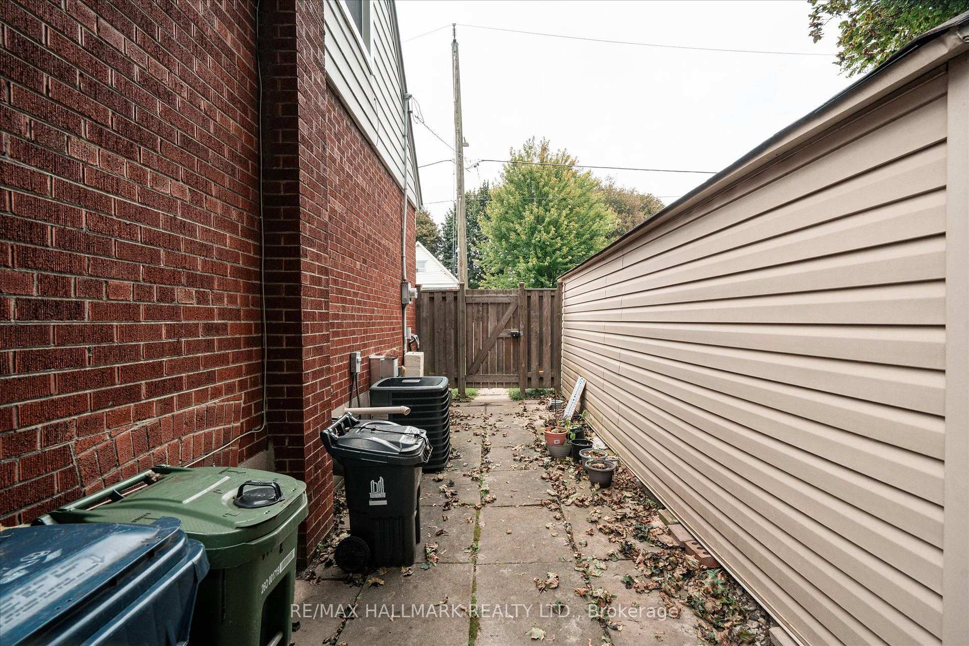 Photo 29 of 37 Holswade Road, Scarborough, Clairlea-Birchmount — HOMEH
