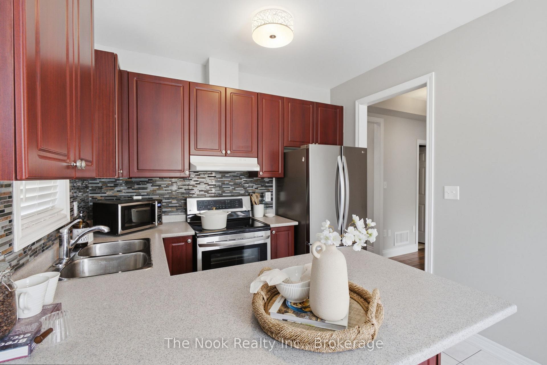 Photo 10 of 19 Alfred Shrubb Lane, Clarington, Bowmanville — HOMEH