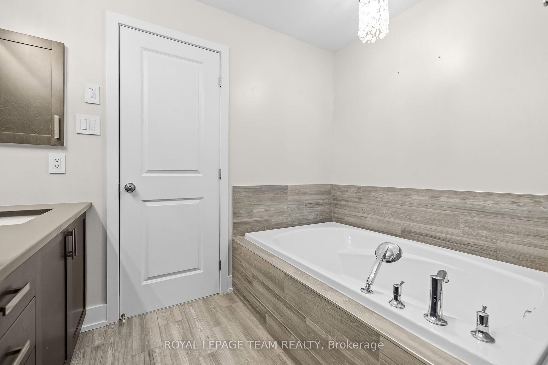 Photo 20 of 605 Tennant Way, Ottawa, Riverside South/Gloucester Glen — HOMEH