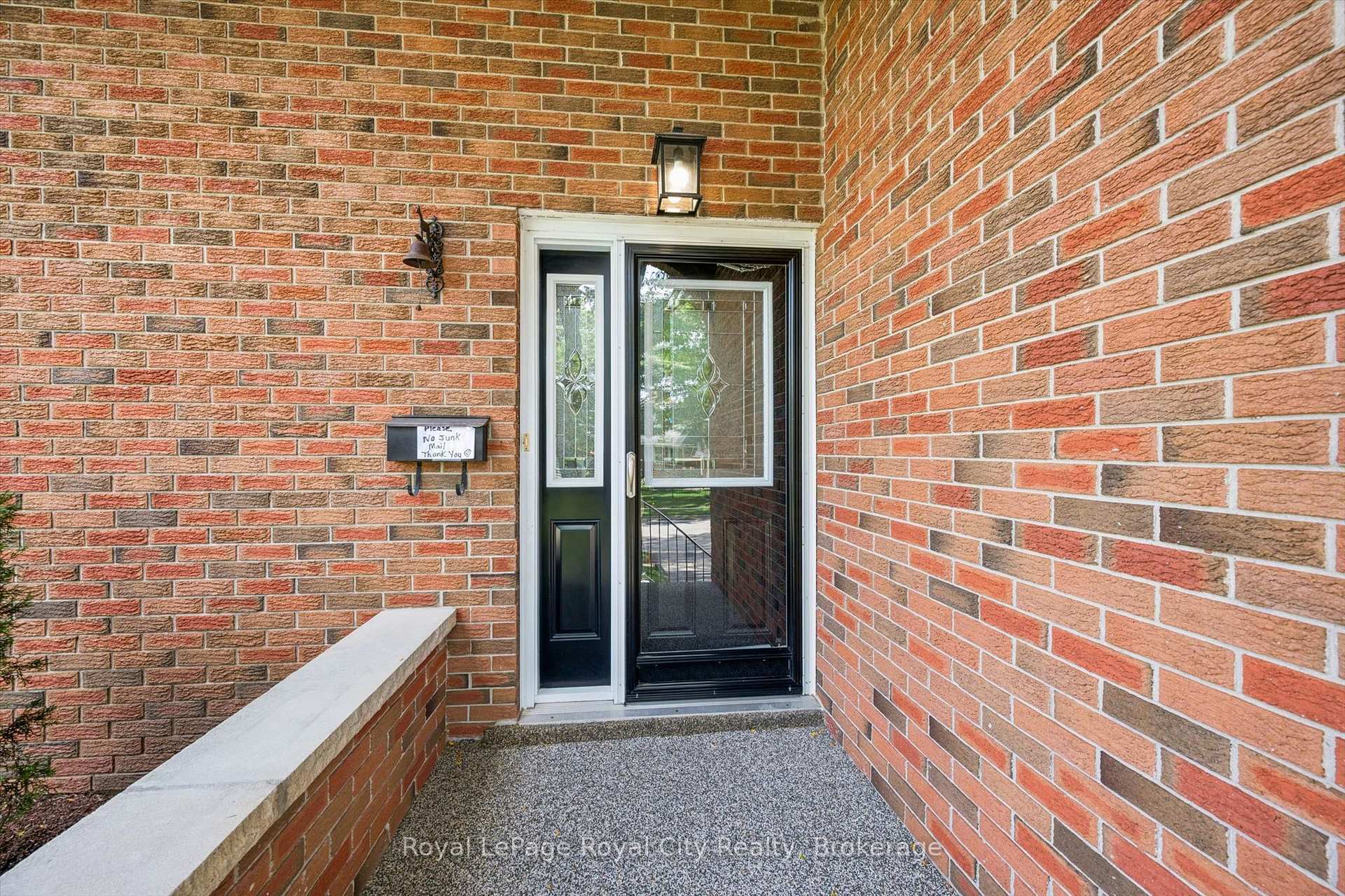 Photo 8 of 40 Bishop Court, Guelph, Dovercliffe Park/Old University — HOMEH