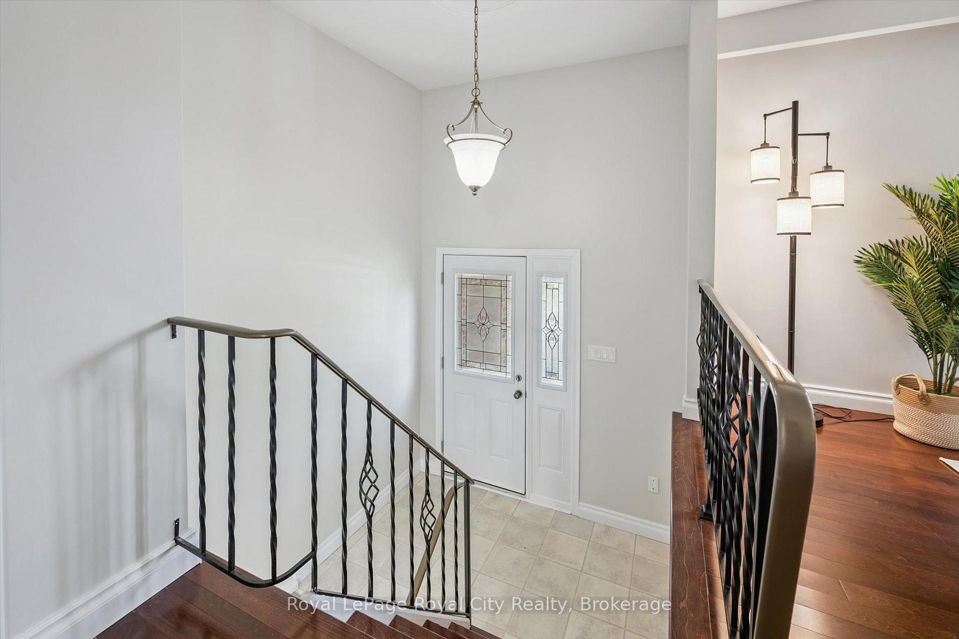 Photo 13 of 40 Bishop Court, Guelph, Dovercliffe Park/Old University — HOMEH