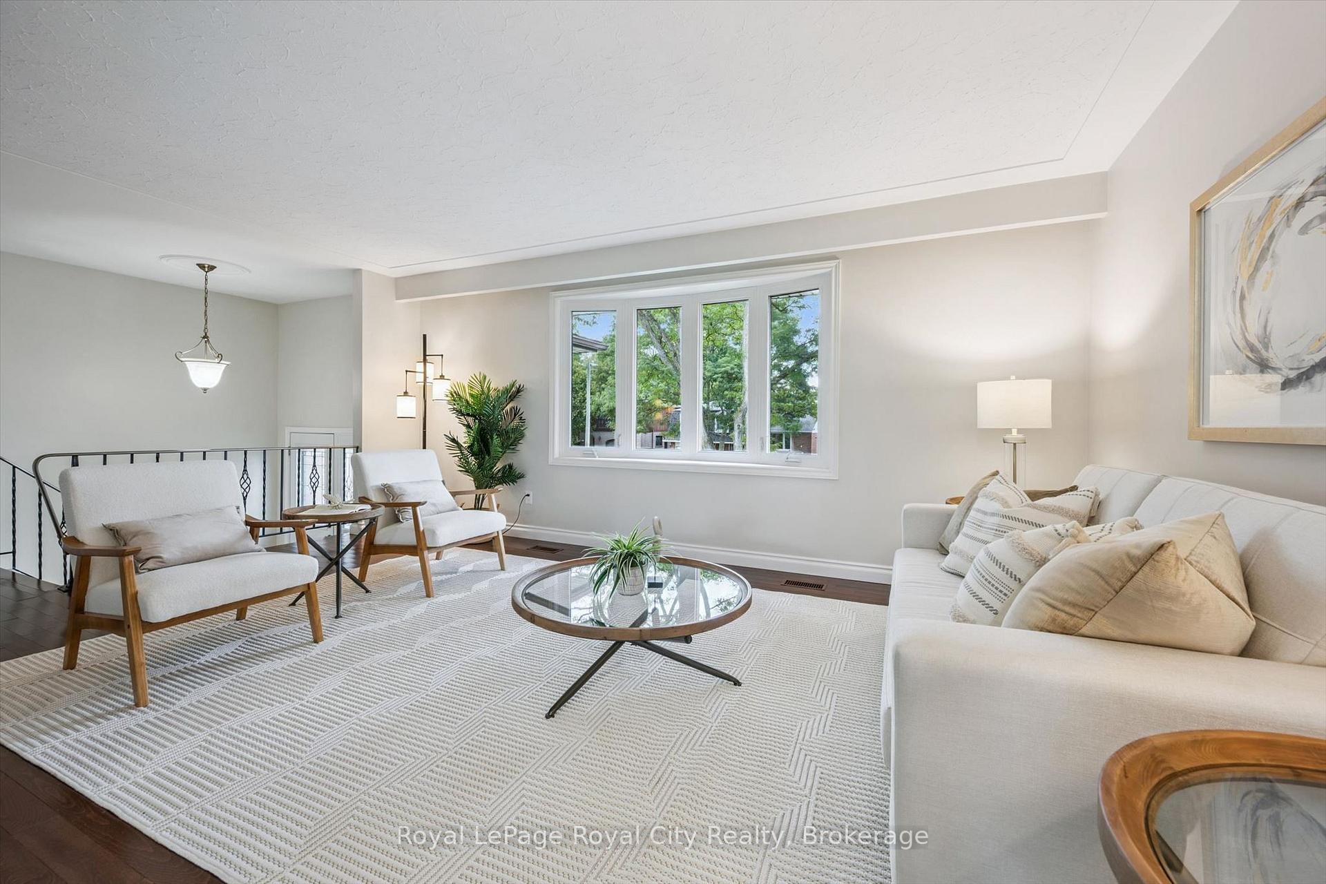 Photo 3 of 40 Bishop Court, Guelph, Dovercliffe Park/Old University — HOMEH