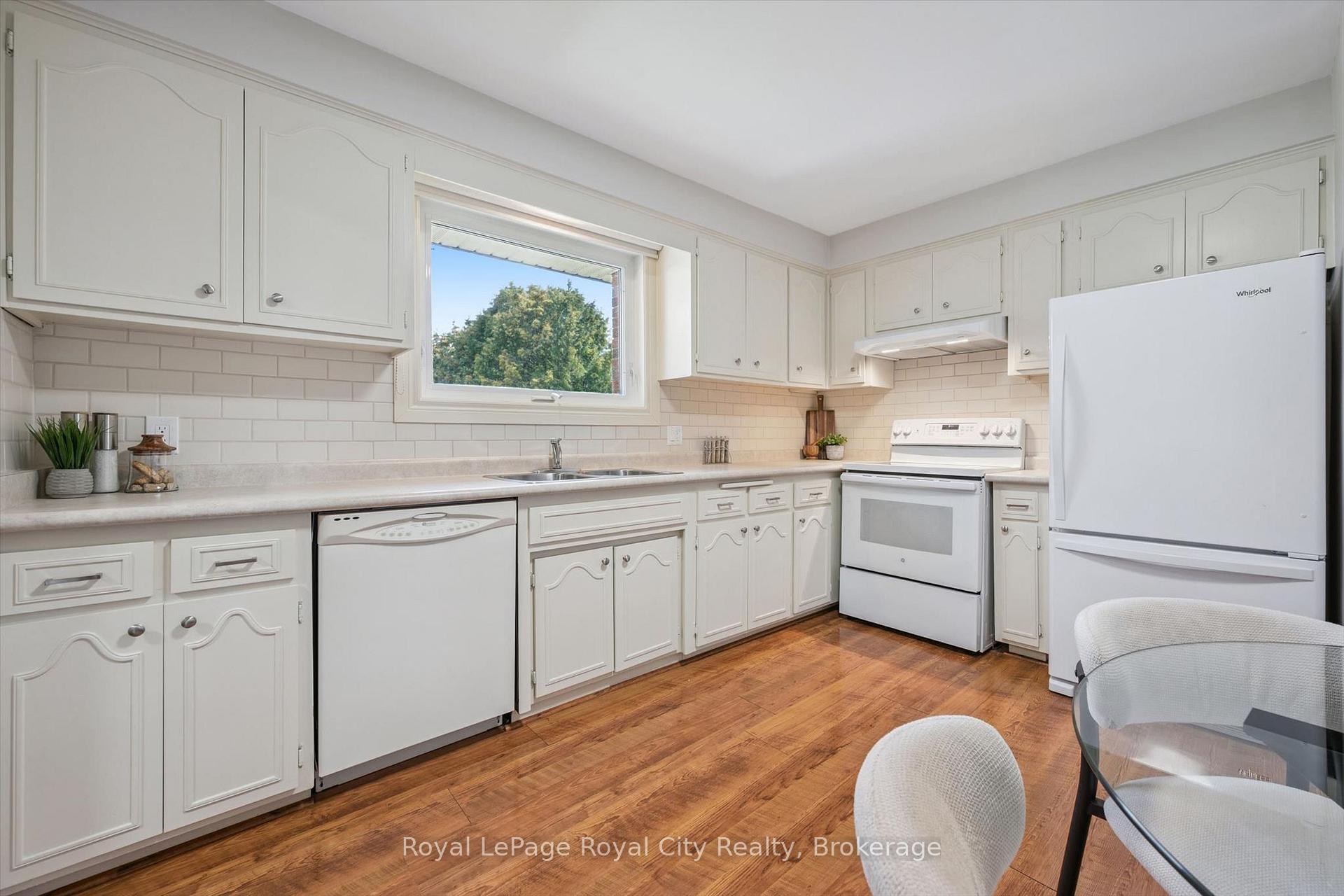 Photo 19 of 40 Bishop Court, Guelph, Dovercliffe Park/Old University — HOMEH