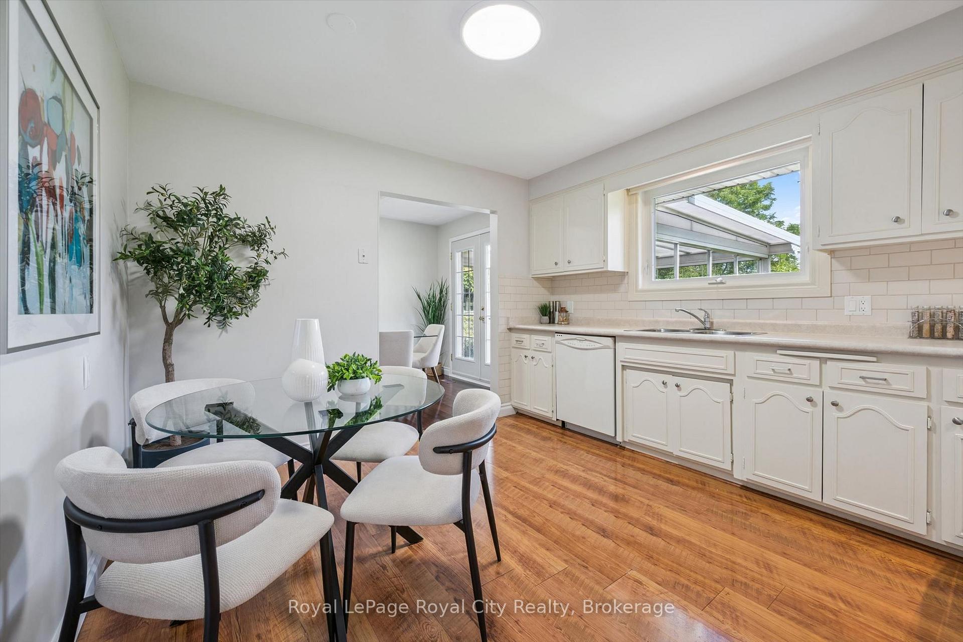 Photo 10 of 40 Bishop Court, Guelph, Dovercliffe Park/Old University — HOMEH