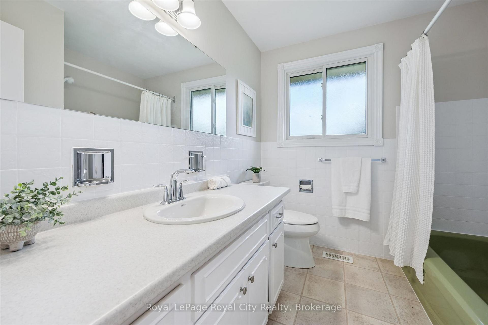 Photo 25 of 40 Bishop Court, Guelph, Dovercliffe Park/Old University — HOMEH