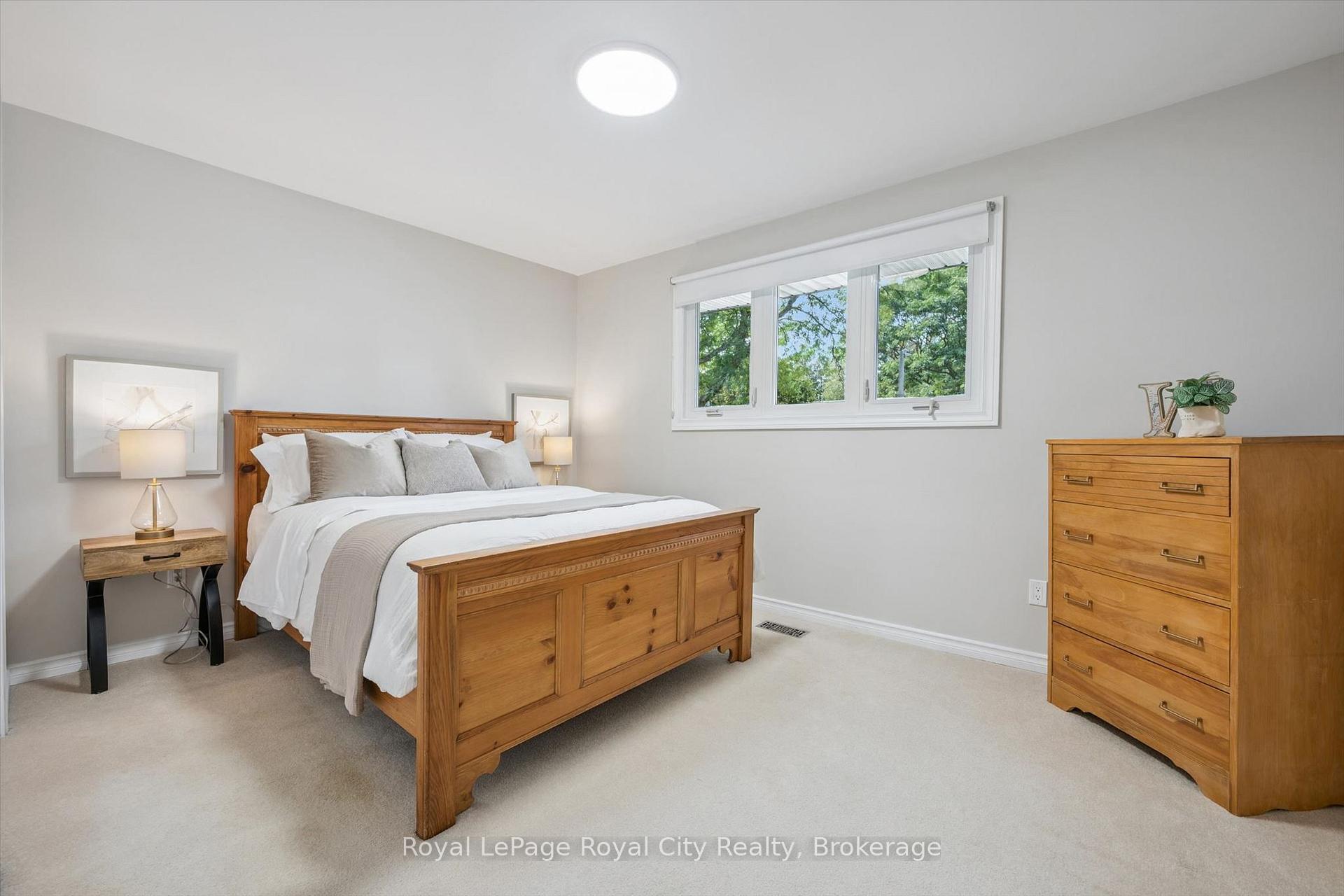 Photo 28 of 40 Bishop Court, Guelph, Dovercliffe Park/Old University — HOMEH