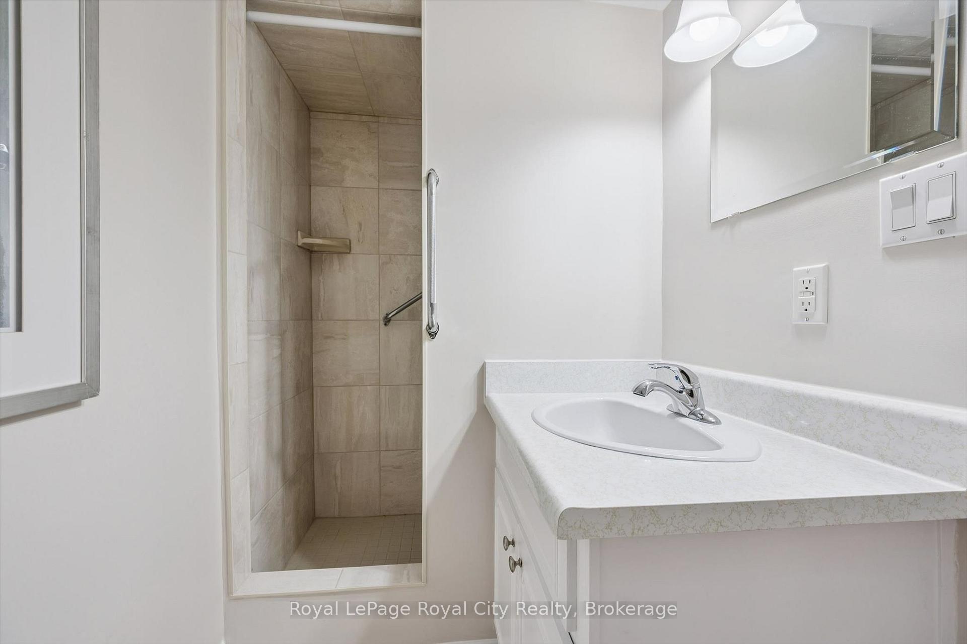 Photo 35 of 40 Bishop Court, Guelph, Dovercliffe Park/Old University — HOMEH