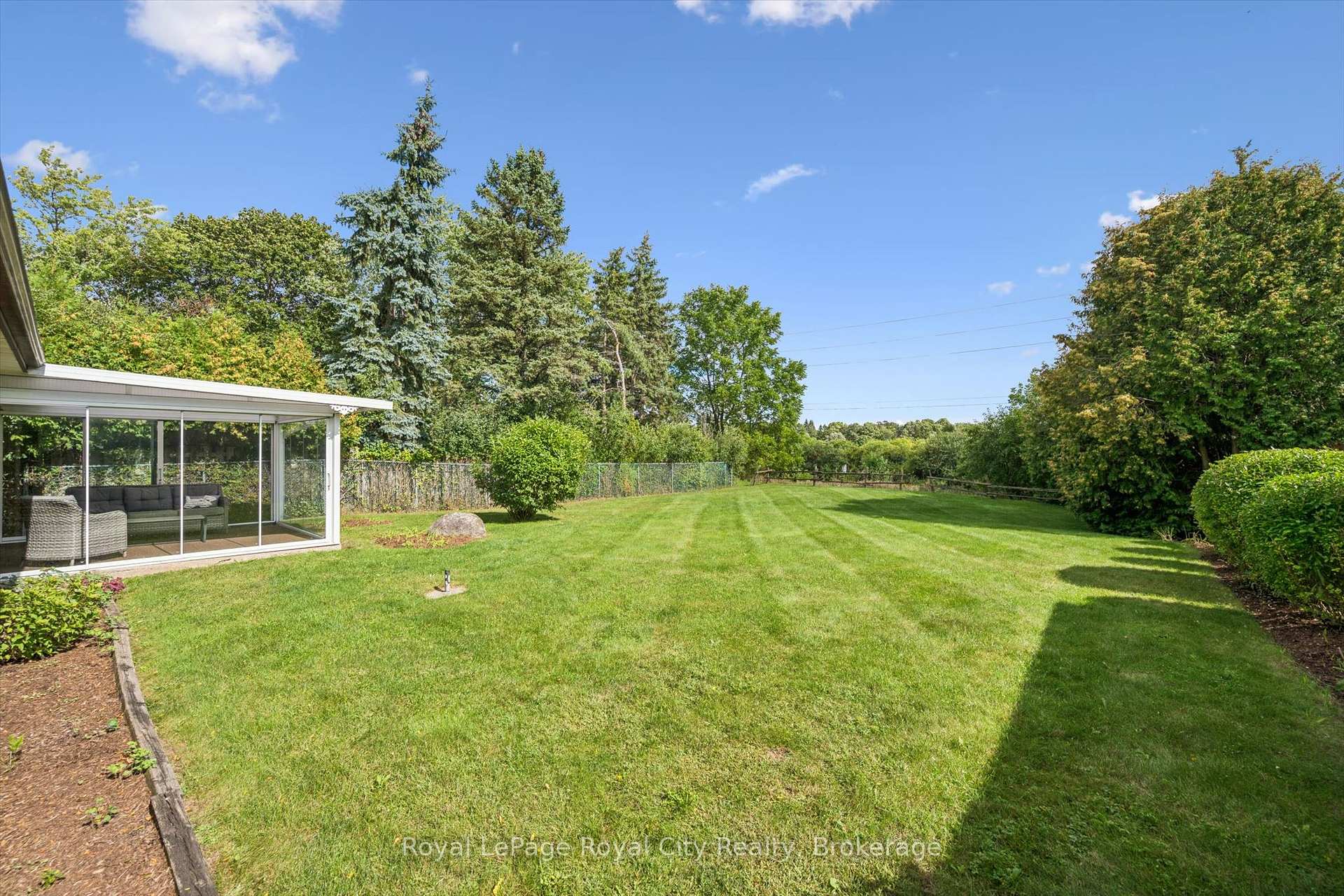 Photo 37 of 40 Bishop Court, Guelph, Dovercliffe Park/Old University — HOMEH