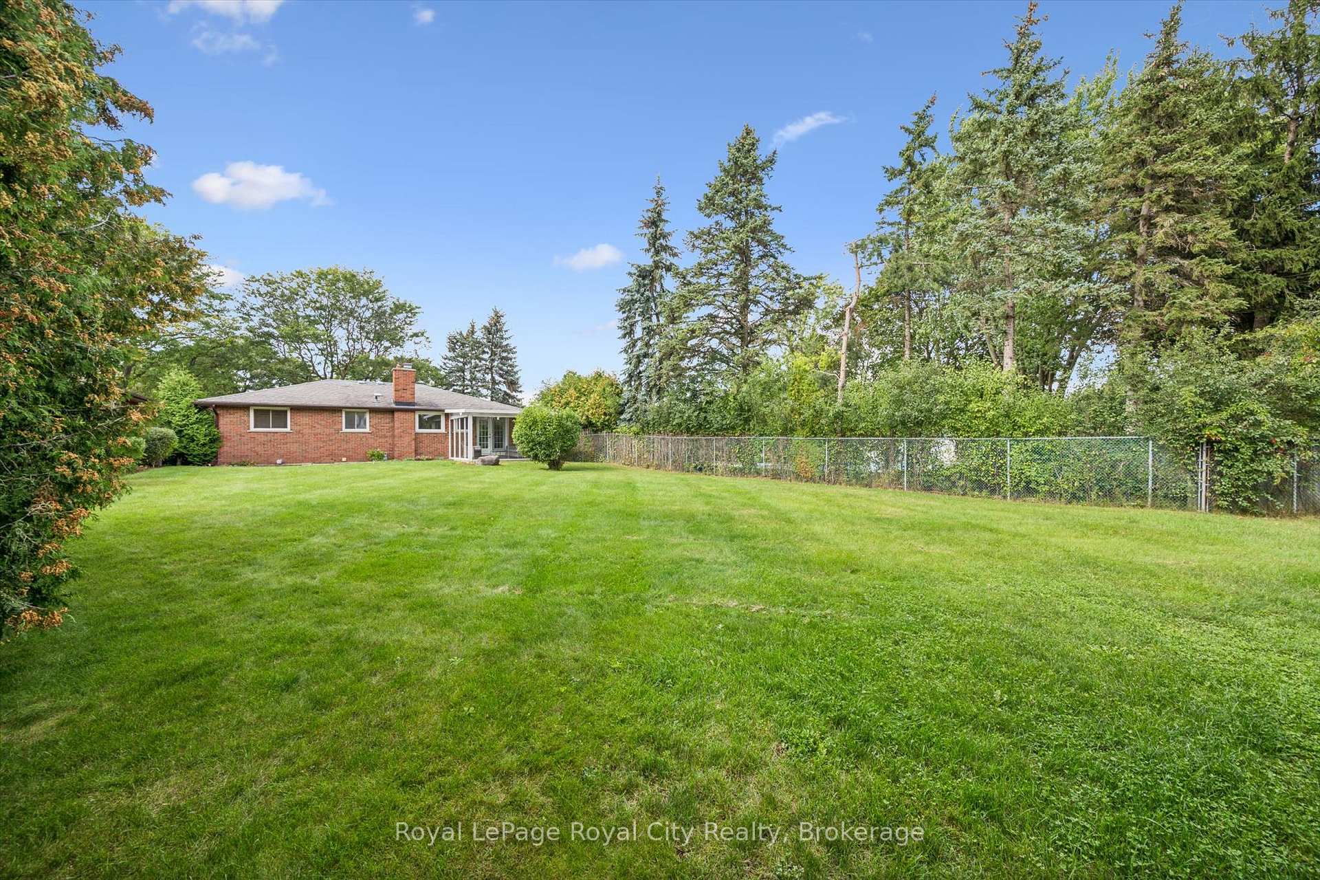 Photo 38 of 40 Bishop Court, Guelph, Dovercliffe Park/Old University — HOMEH