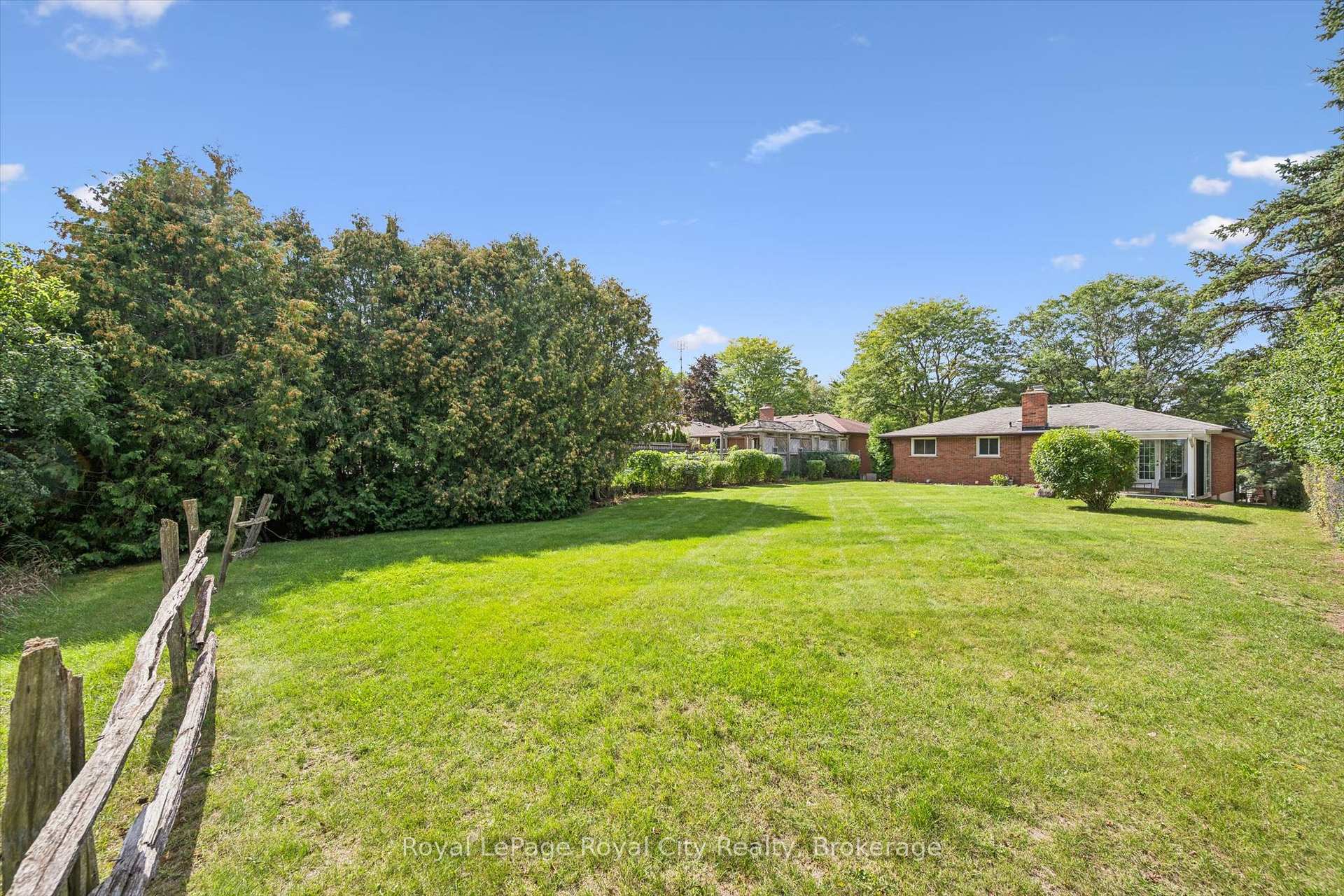 Photo 40 of 40 Bishop Court, Guelph, Dovercliffe Park/Old University — HOMEH