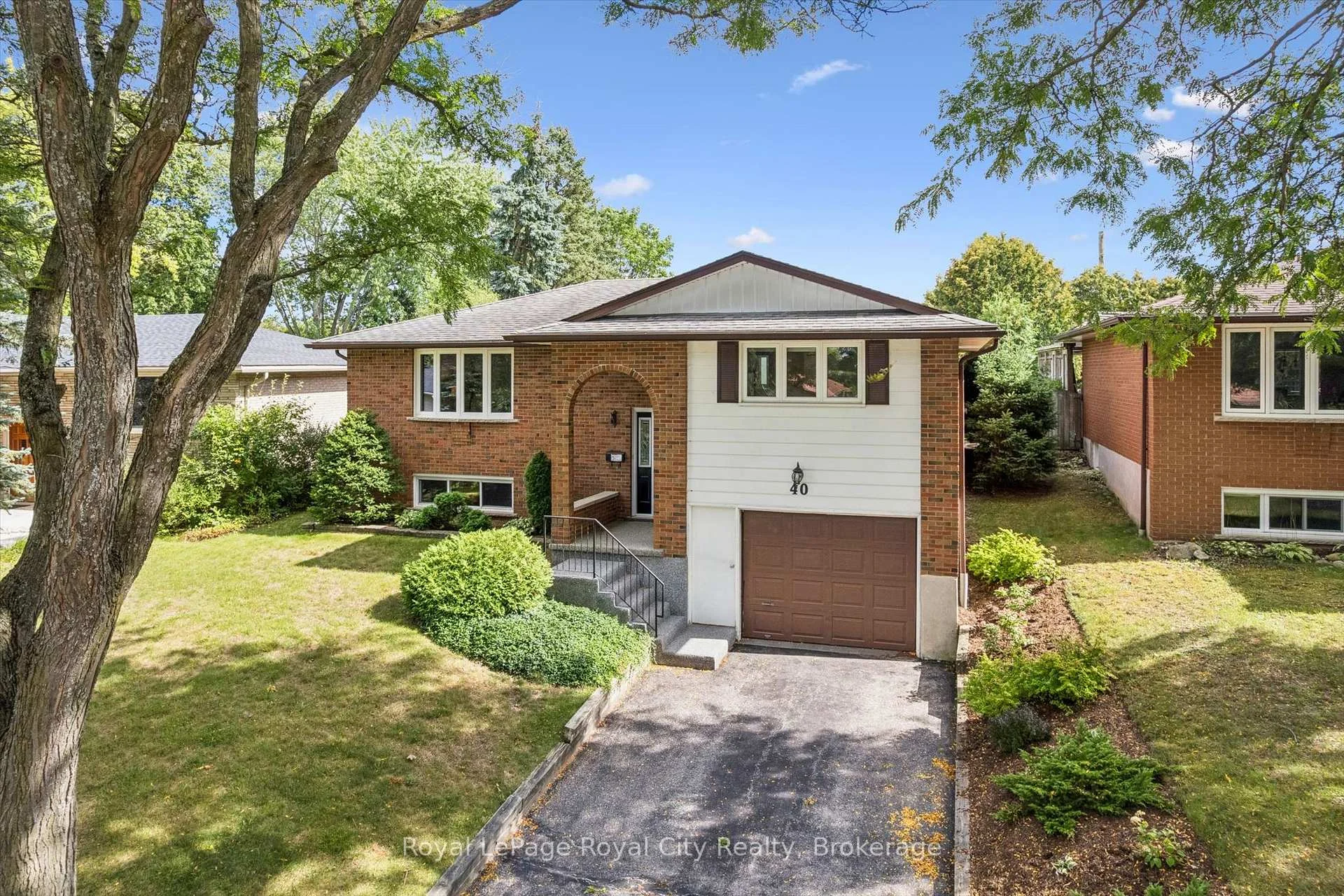 Photo 2 of 40 Bishop Court, Guelph, Dovercliffe Park/Old University — HOMEH